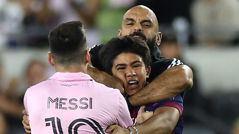 إيقاف حارس ميسي بسبب تصرف غريب | كووورة