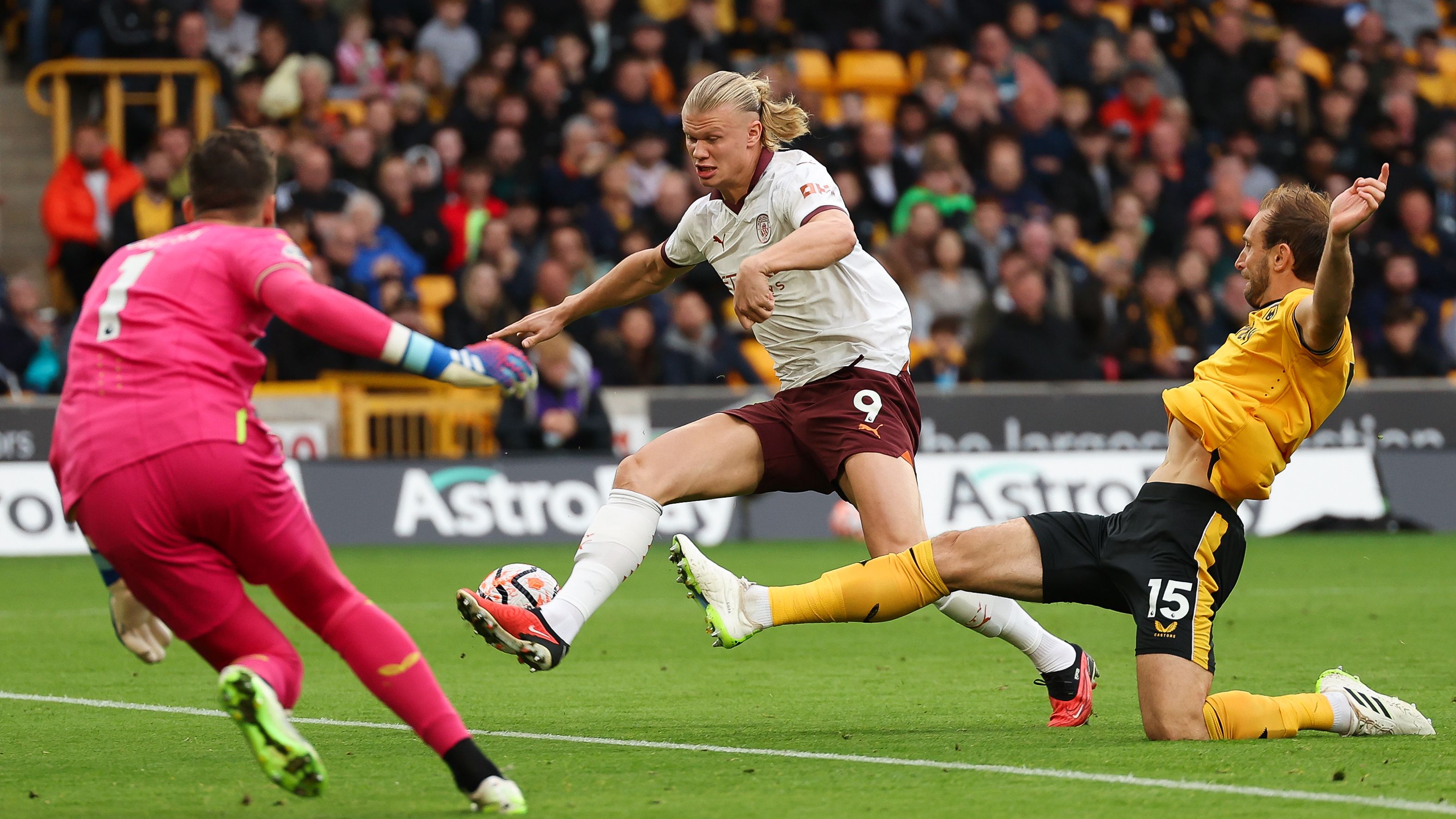 Wolverhampton Wanderers v Manchester City - Premier League