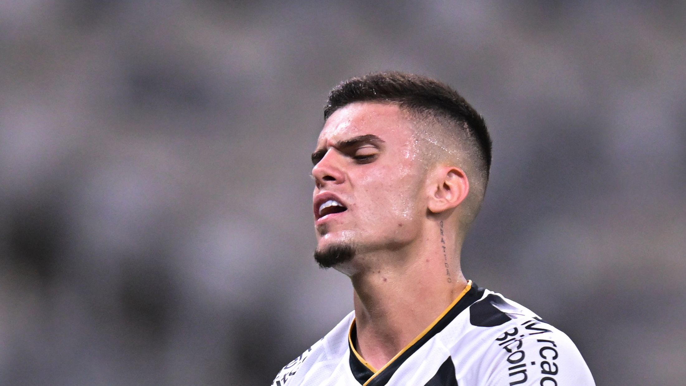 فيديو: عقوبة غير مسبوقة قد تغير كرة القدم.. إيقاف لاعب حتى يتعافى ضحيته
