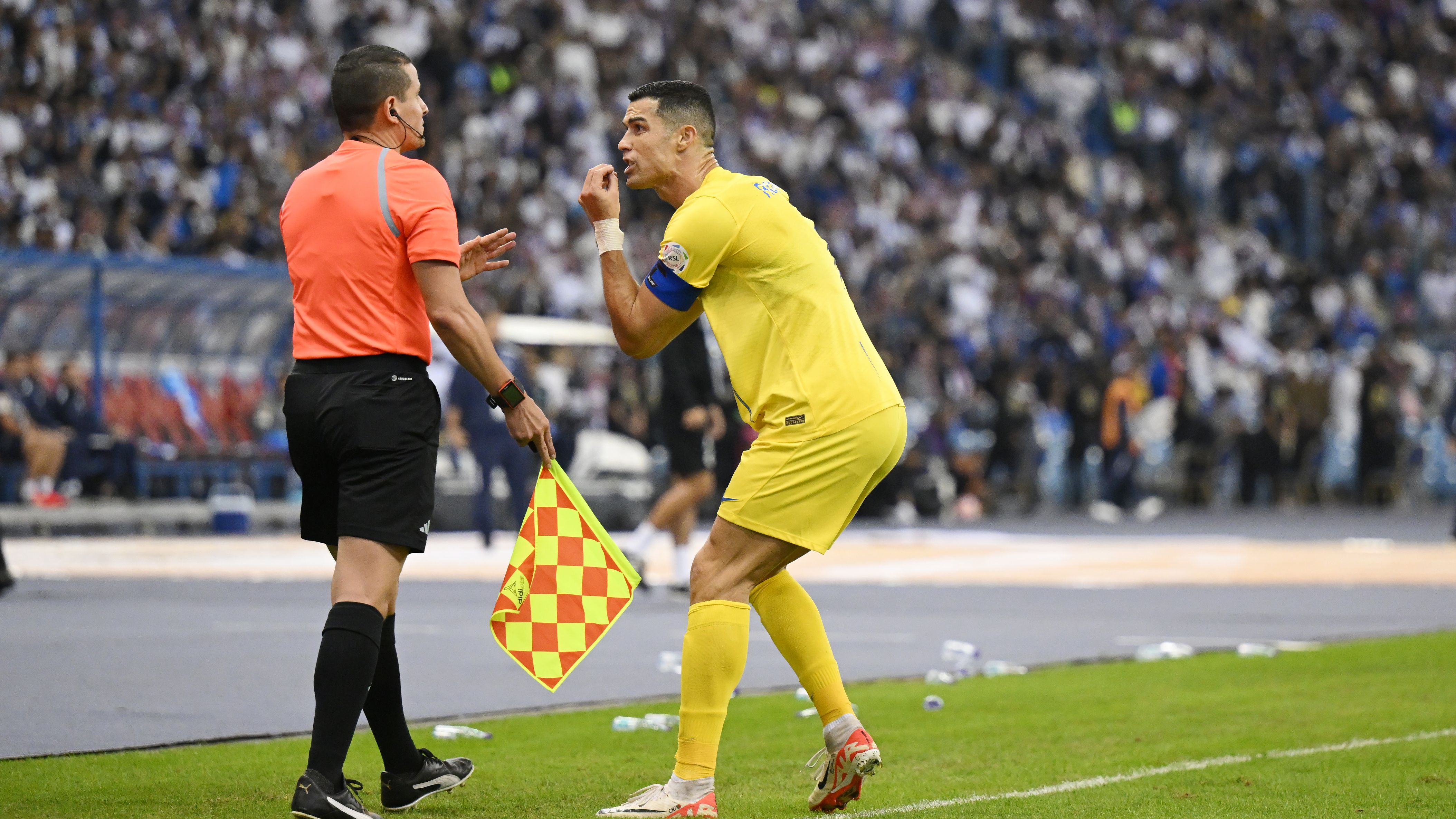 حكم أغضب رونالدو مرتين يقود مواجهة النصر والنجمة في دوري روشن السعودي