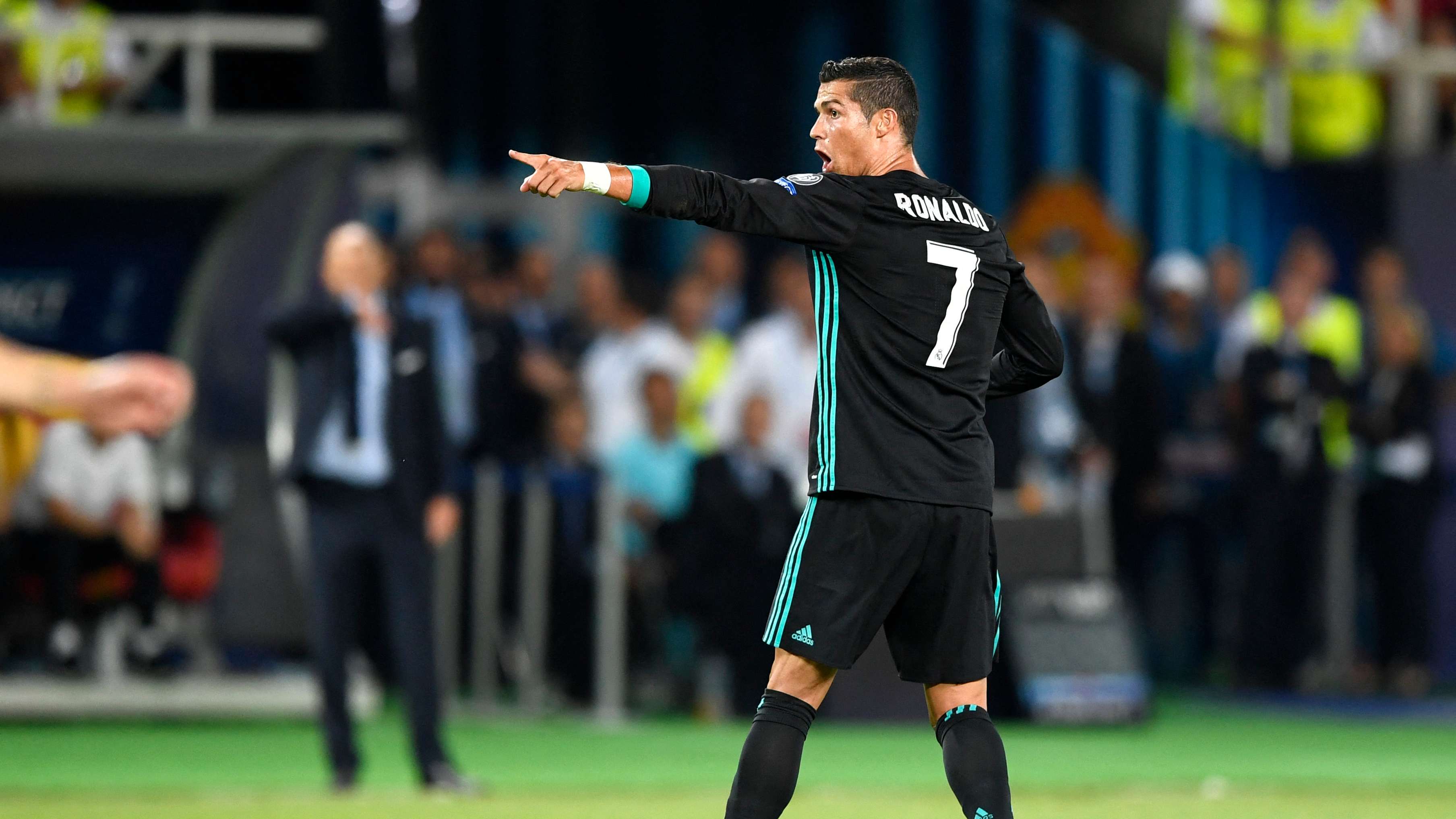 FBL-EUR-SUPERCUP-REAL-MADRID-MAN UTD