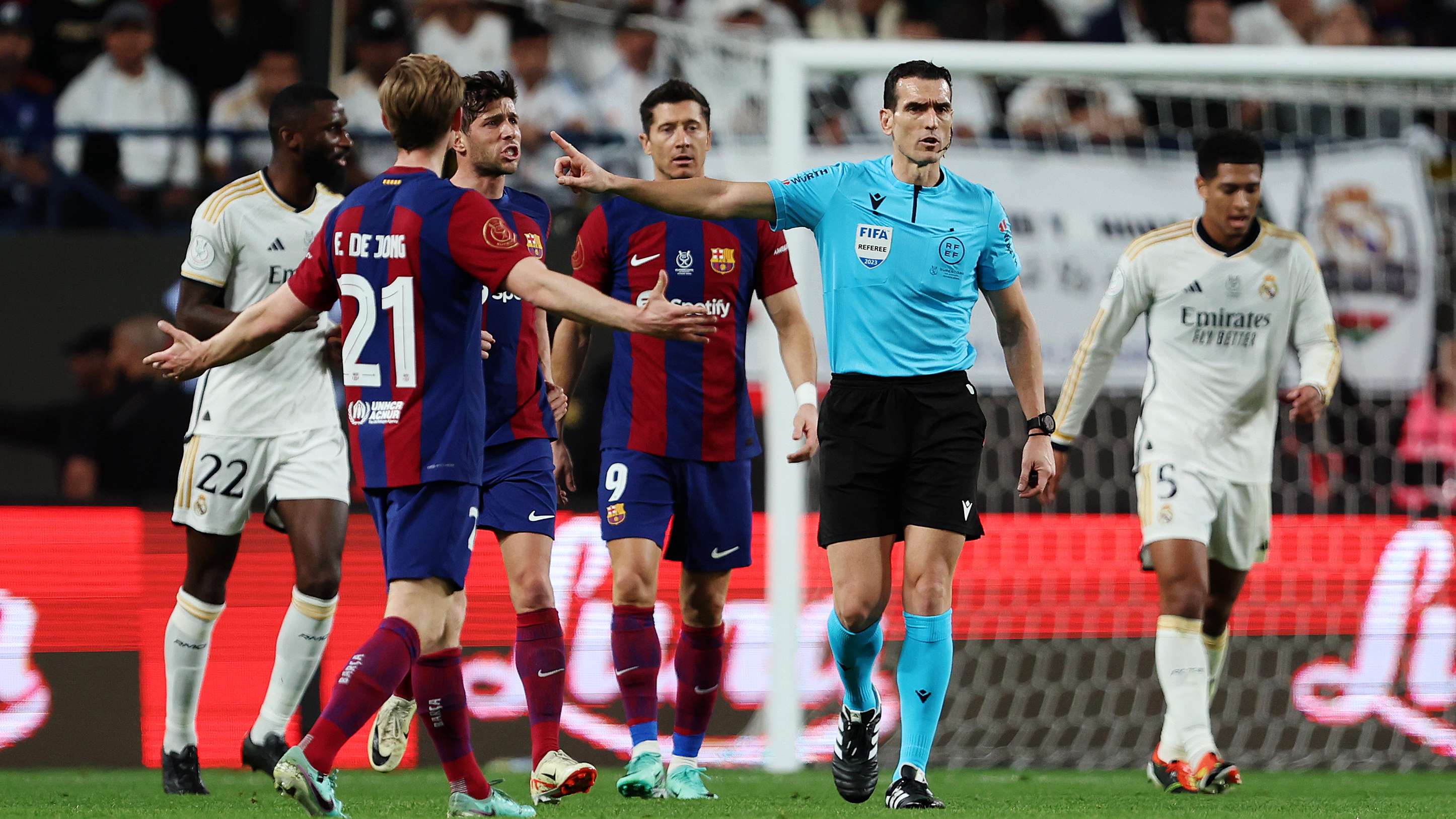 Real Madrid CF v FC Barcelona - Super Copa de España Final