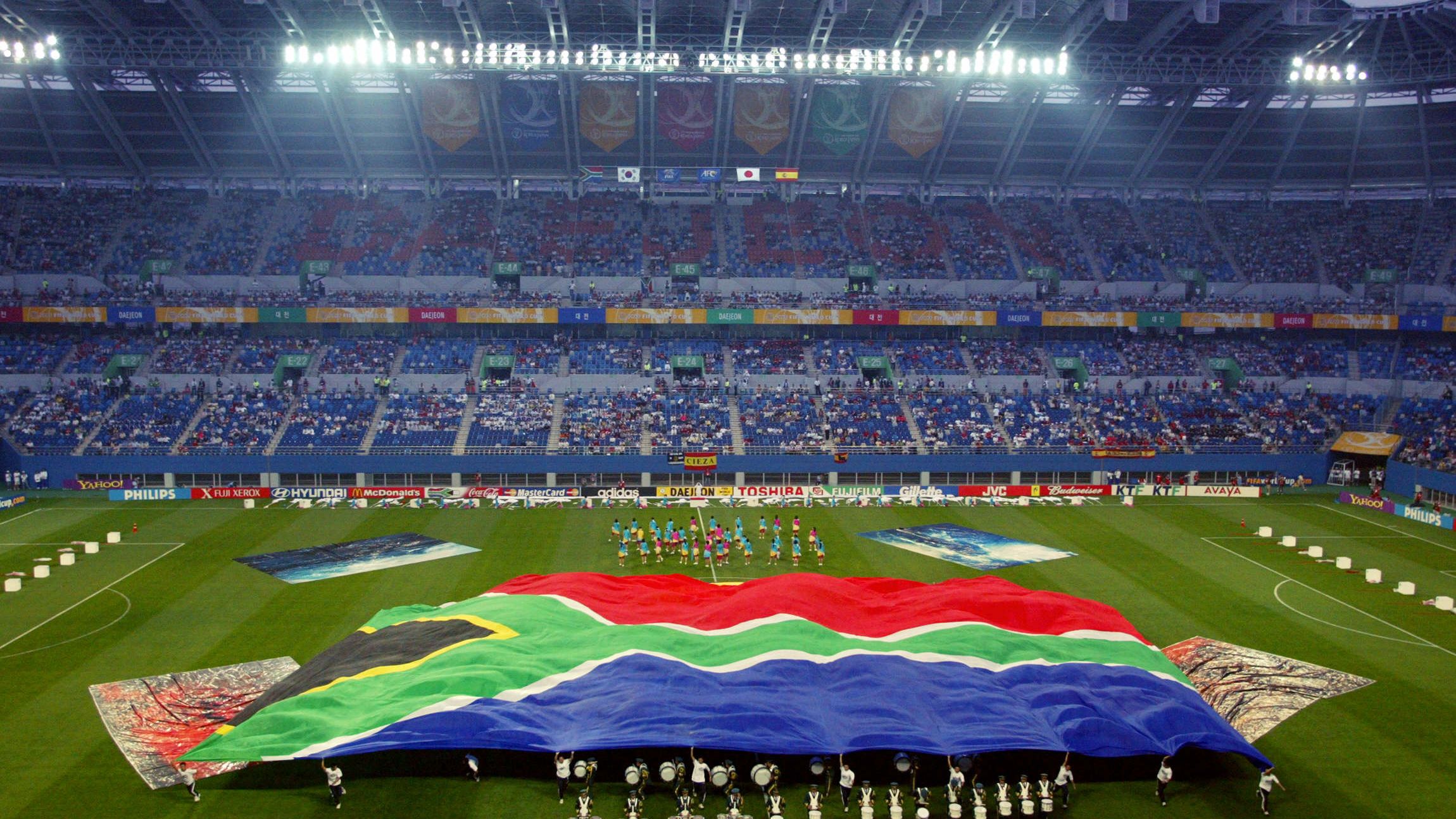 WC2002-RSA-SPA-CEREMONY-FLAG