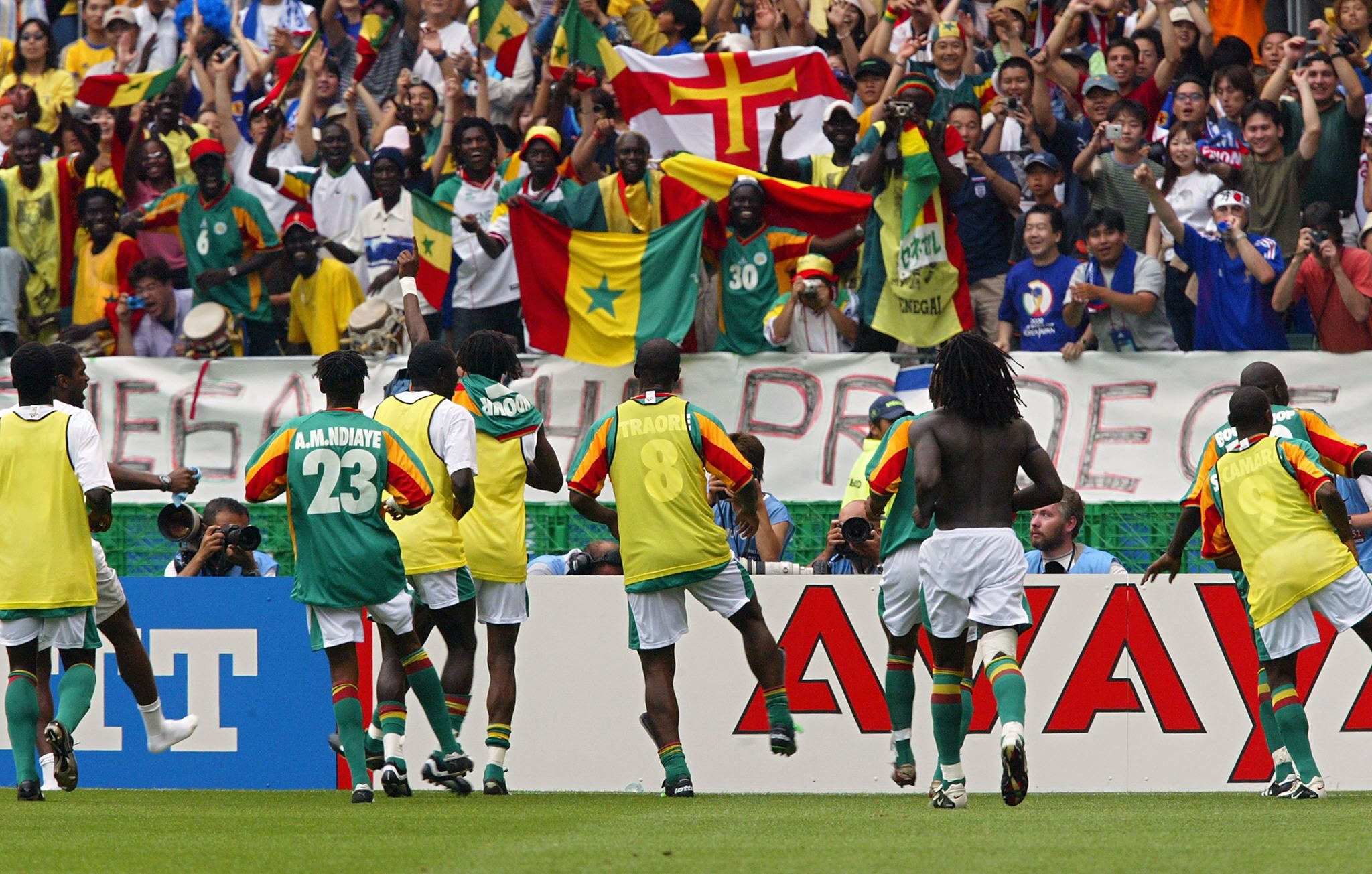 TOPSHOT-WC2002-SWE-SEN-TEAM AND SUPPORTERS