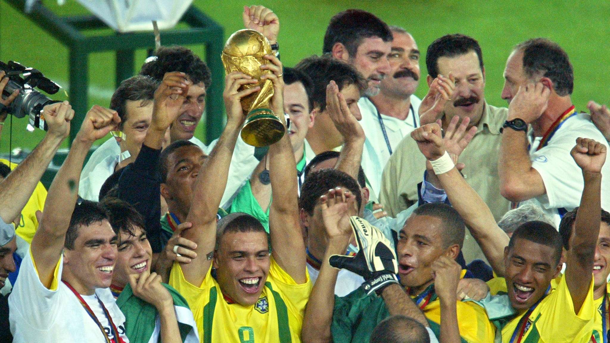WC2002-GER-BRA-RONALDO CUP-TEAM