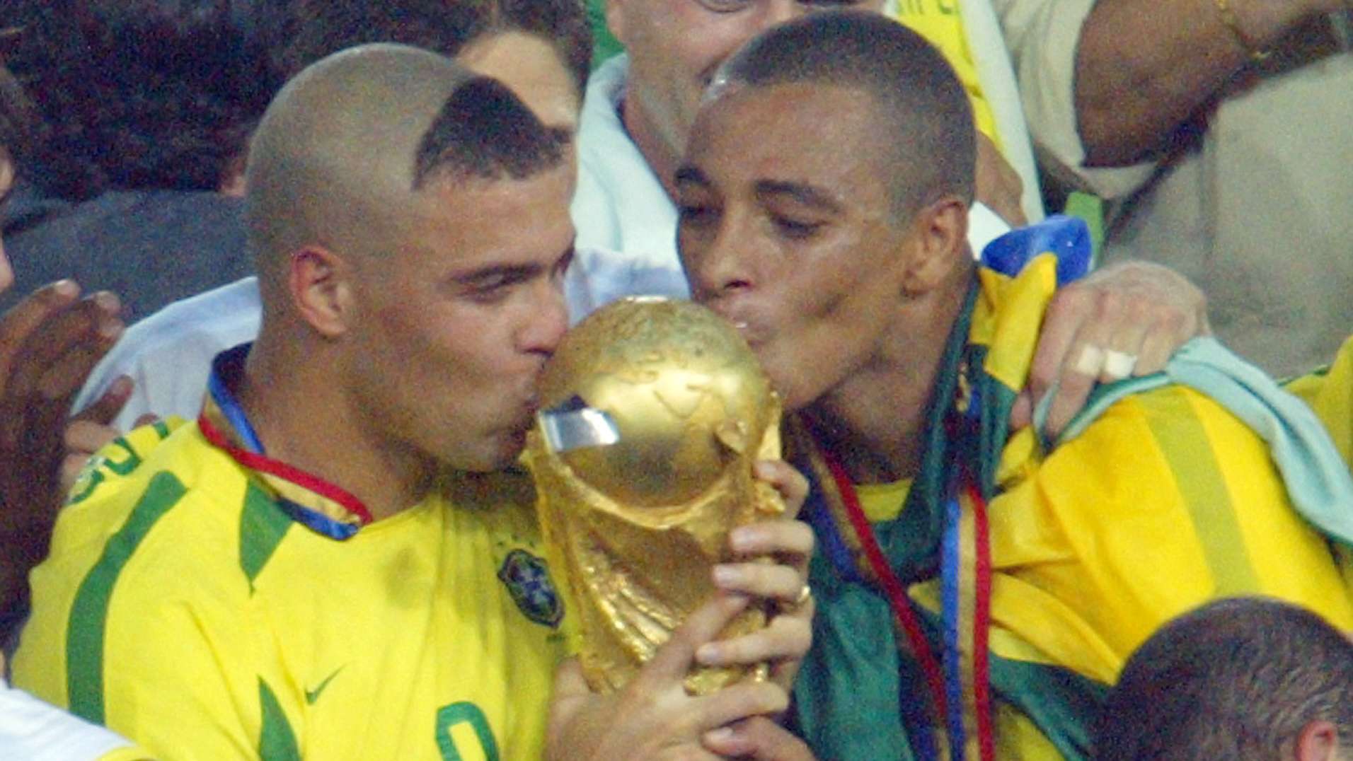 WC2002-GER-BRA-RONALDO-SILVA-CUP