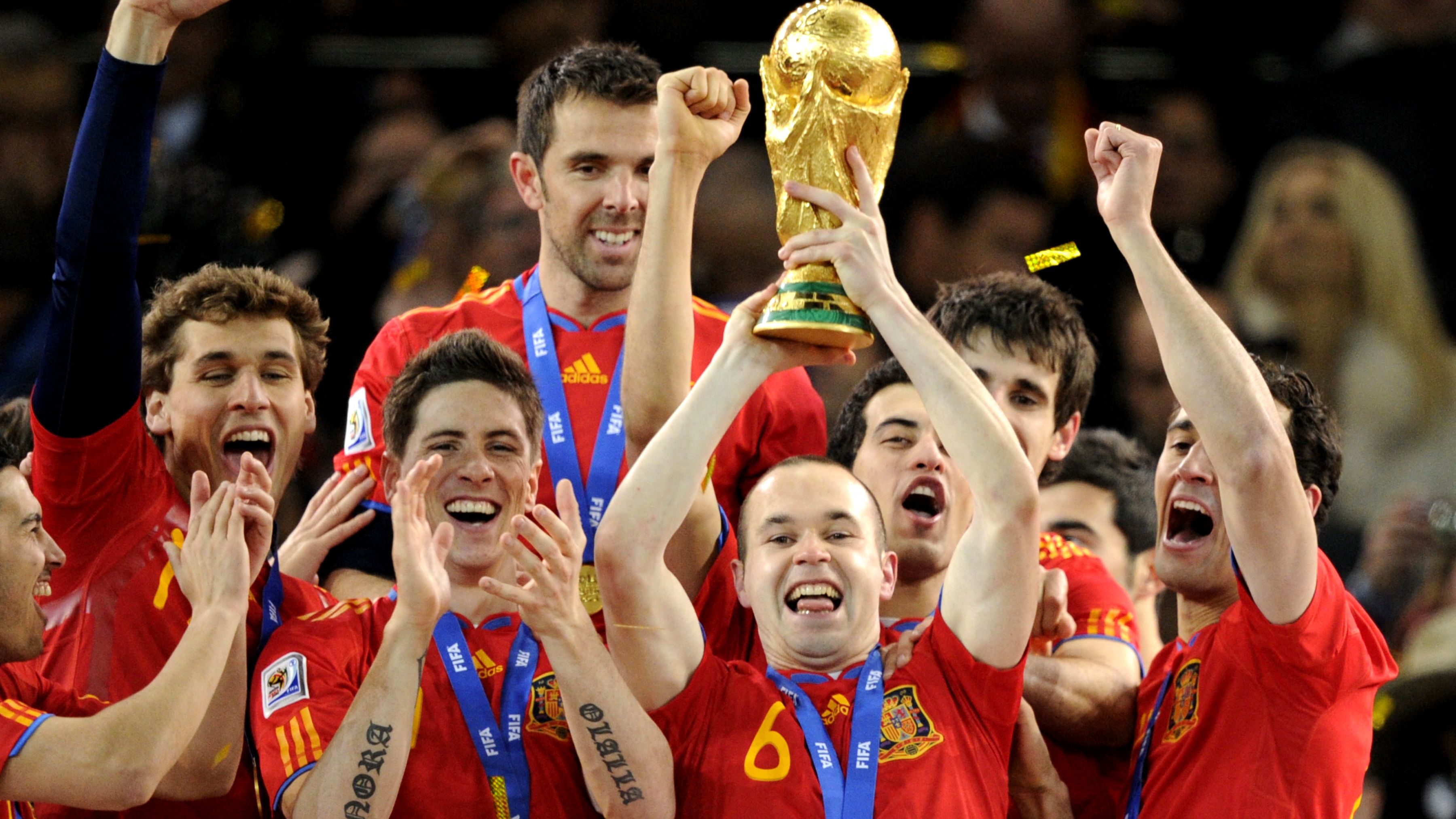 TOPSHOT-FBL-WC2010-MATCH64-NED-ESP-TROPHY