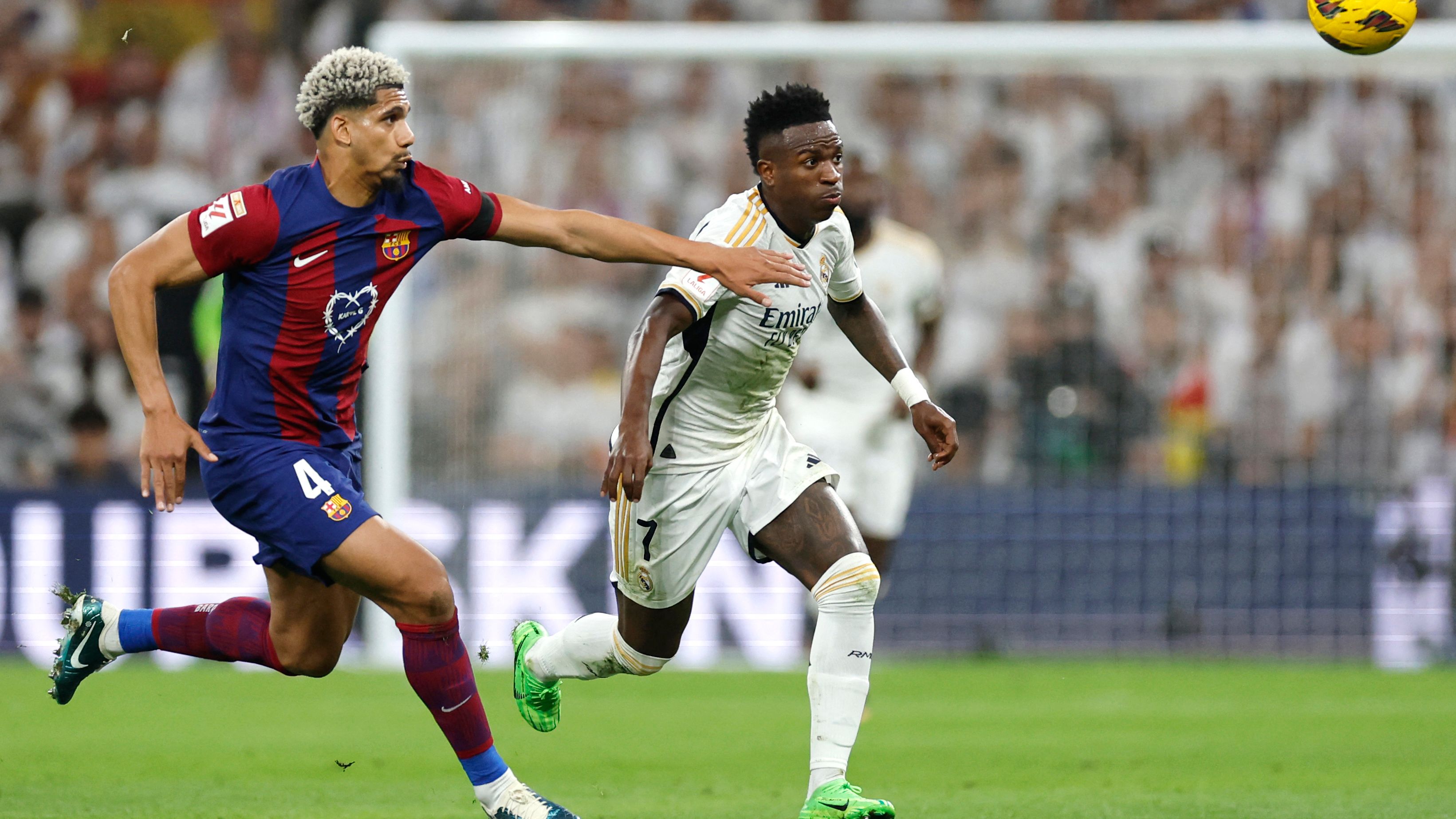 Photo of Vinícius Júnior calling and hugging Ronald Araújo amid La Liga rivalry