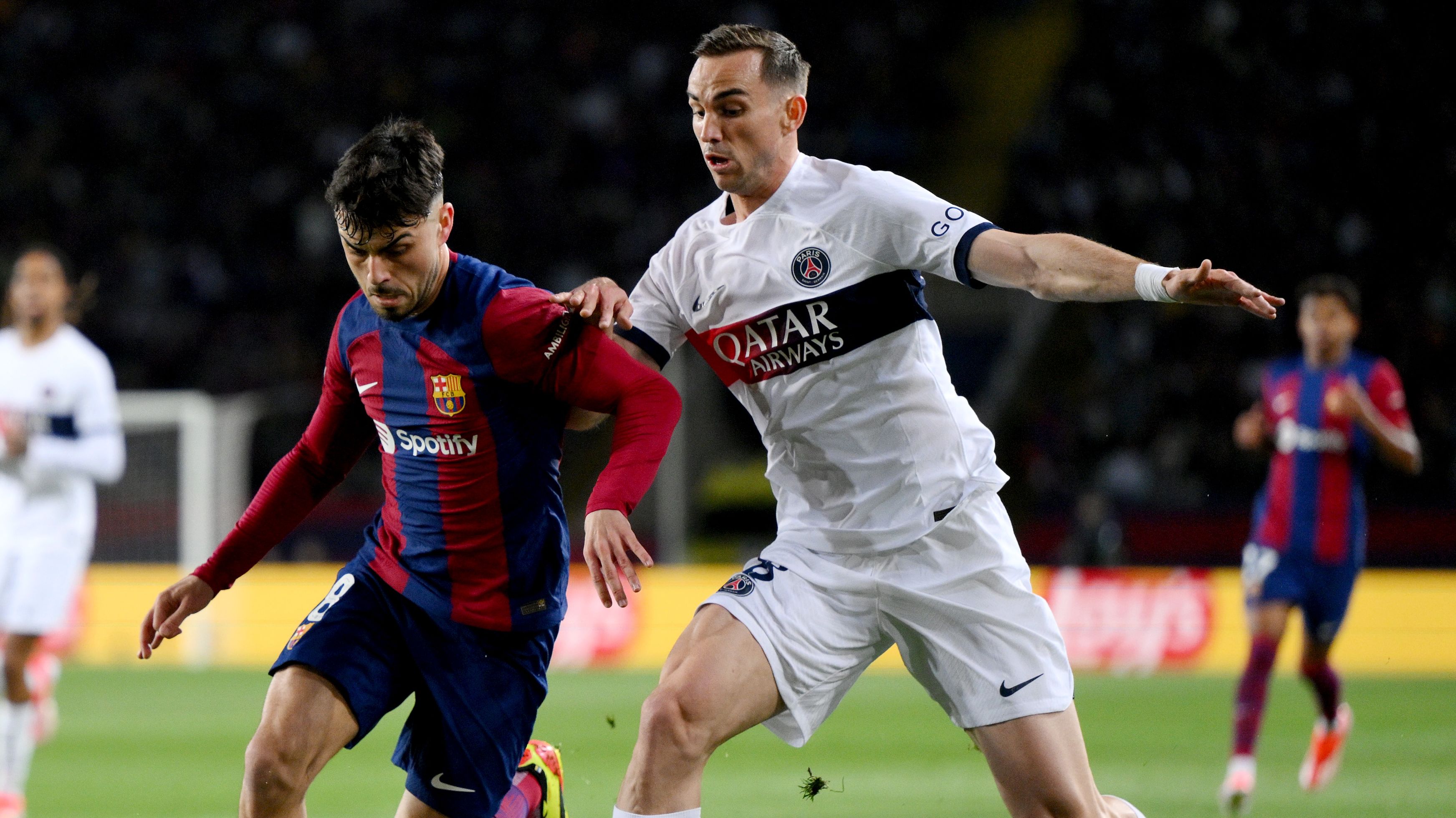 巴塞罗那对巴黎圣日耳曼，欧冠第二轮，莱万多夫斯基替补出场，恩里克与弗利克对决