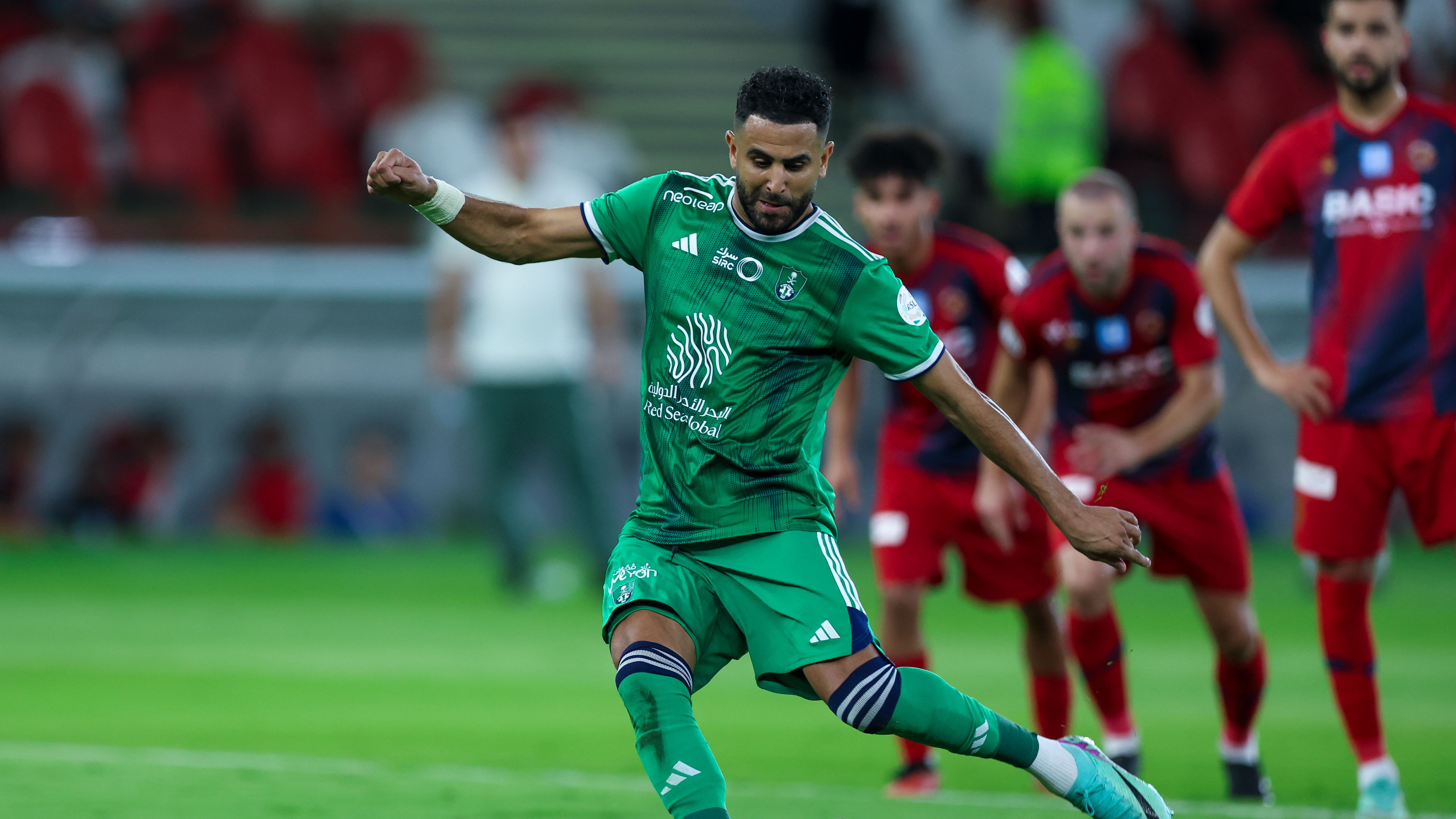 ضمك يرفع وتيرة الاحتجاج على أخطاء التحكيم في مباراة الأهلي بدوري روشن السعودي