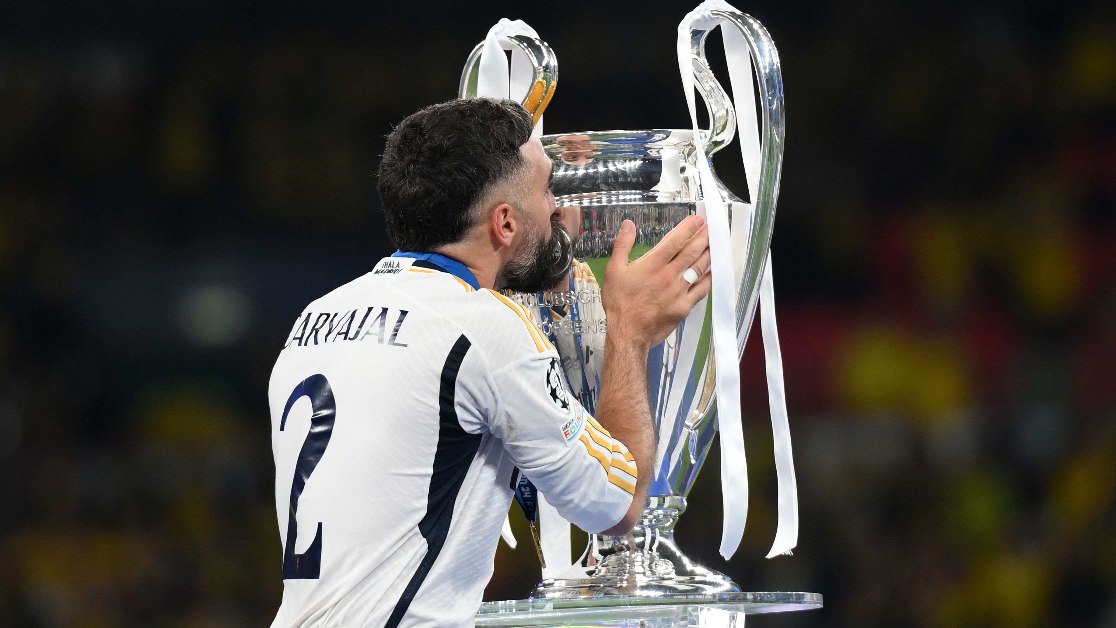 فينيسيوس أولهم.. رسائل مؤثرة من نجوم وأساطير ريال مدريد في وداع كارفاخال