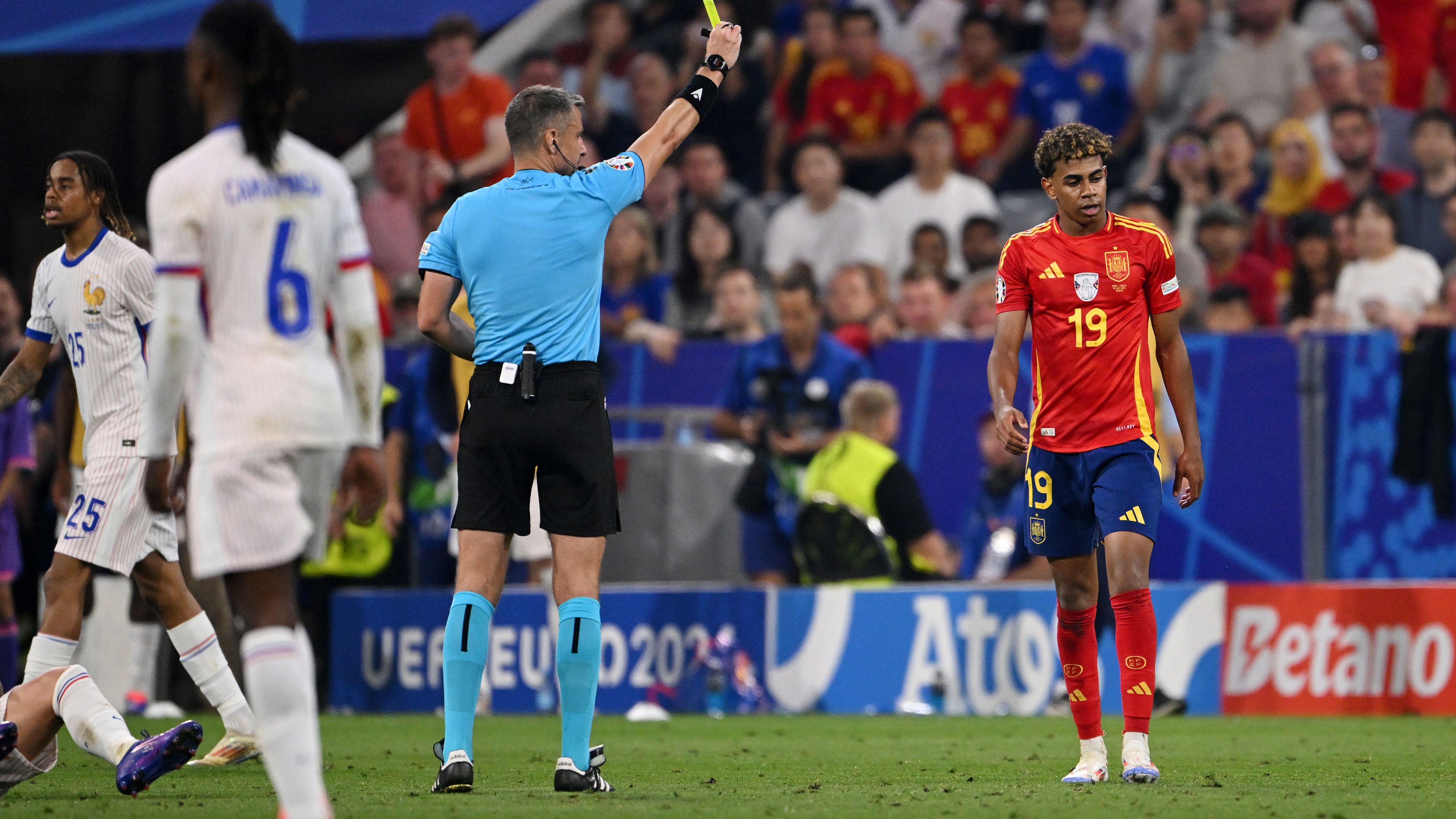 Spain does not know defeat with Vincic's whistle