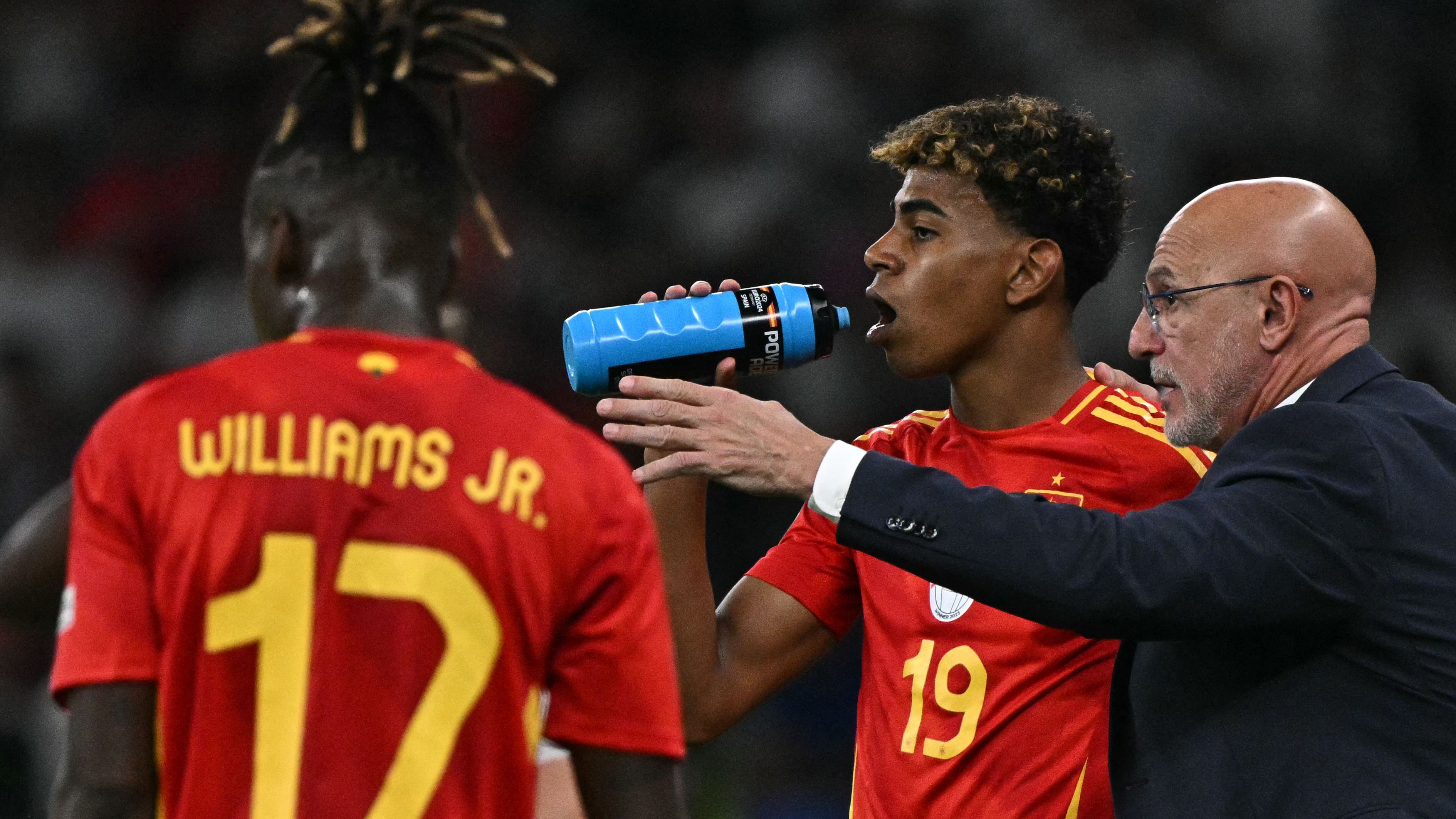 دي لا فوينتي: يامال مسح بعصا سحرية.. والكلاسيكو لا يؤثر على المنتخب الإسباني
