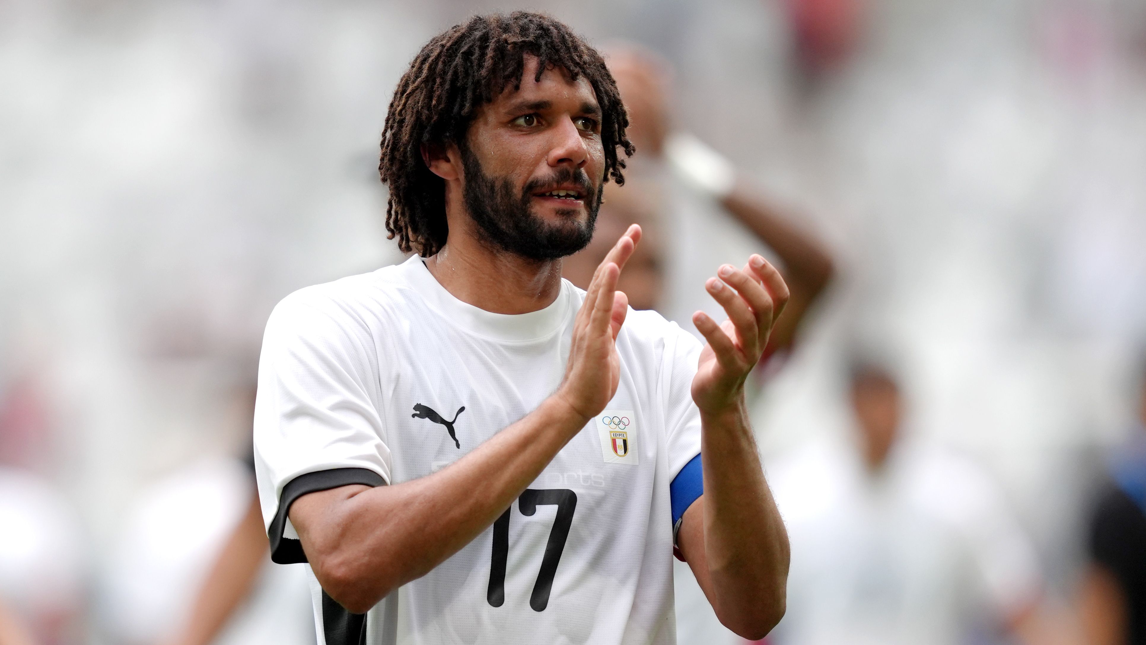 محمد النني ينفي طلاقه من زوجته المغربية حنان ويطالب باحترام خصوصيته