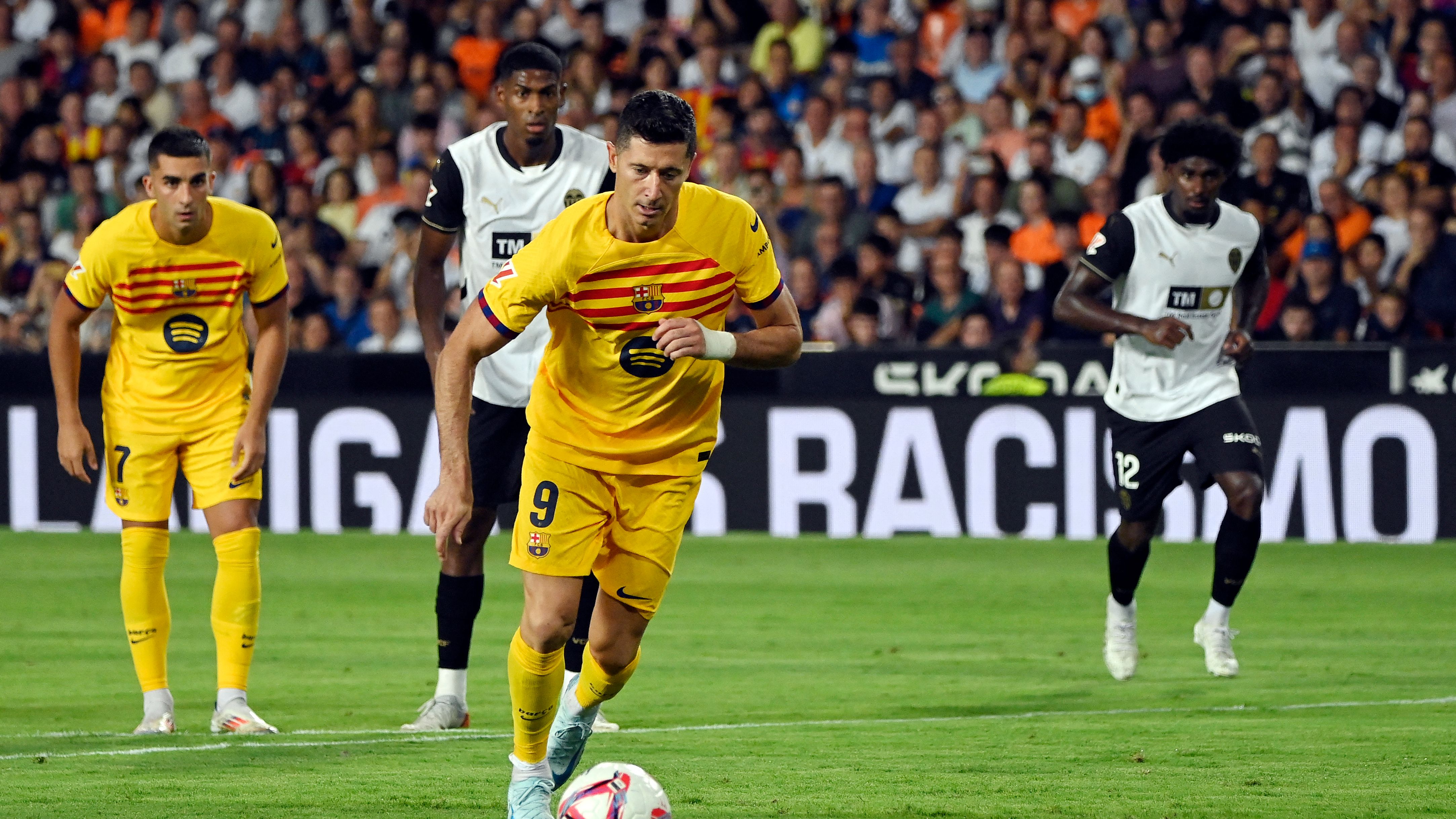 FBL-ESP-LIGA-VALENCIA-BARCELONA