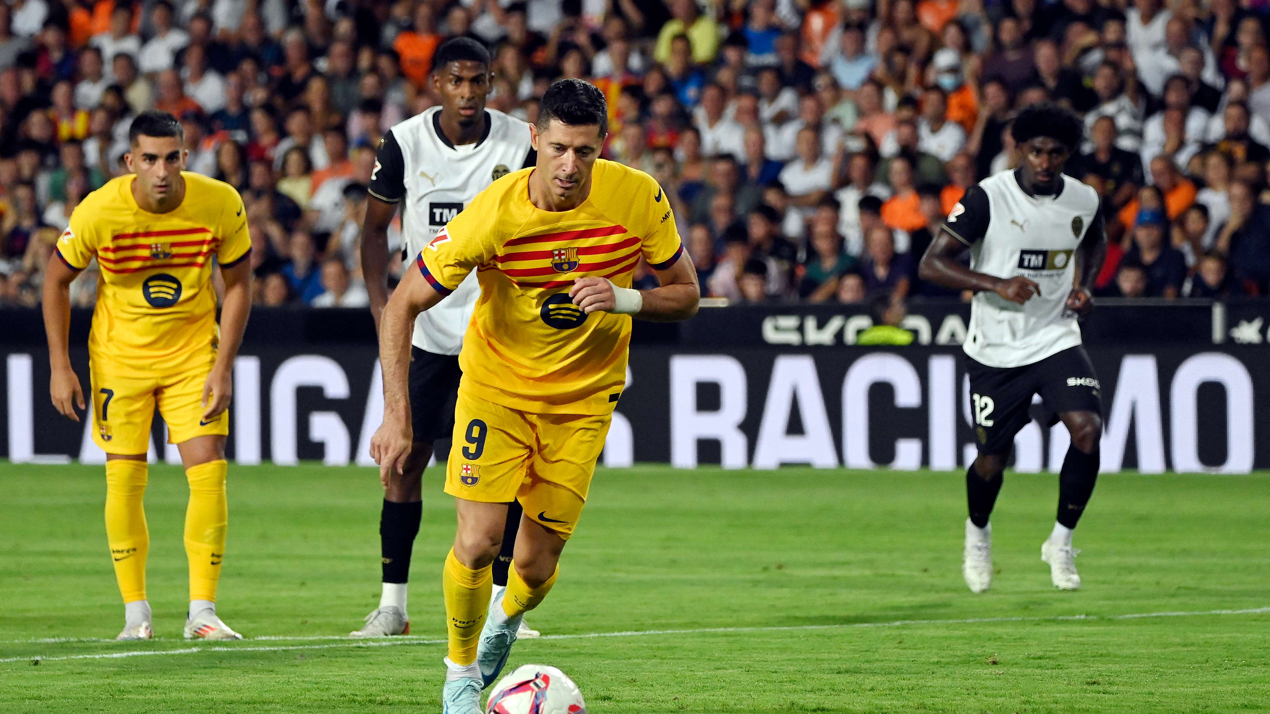 FBL-ESP-LIGA-VALENCIA-BARCELONA