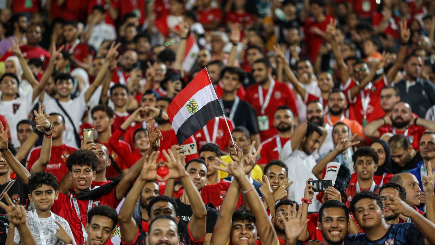 بالفيديو.. قبلة تصنع مشهدًا غريبًا في الدوري المصري