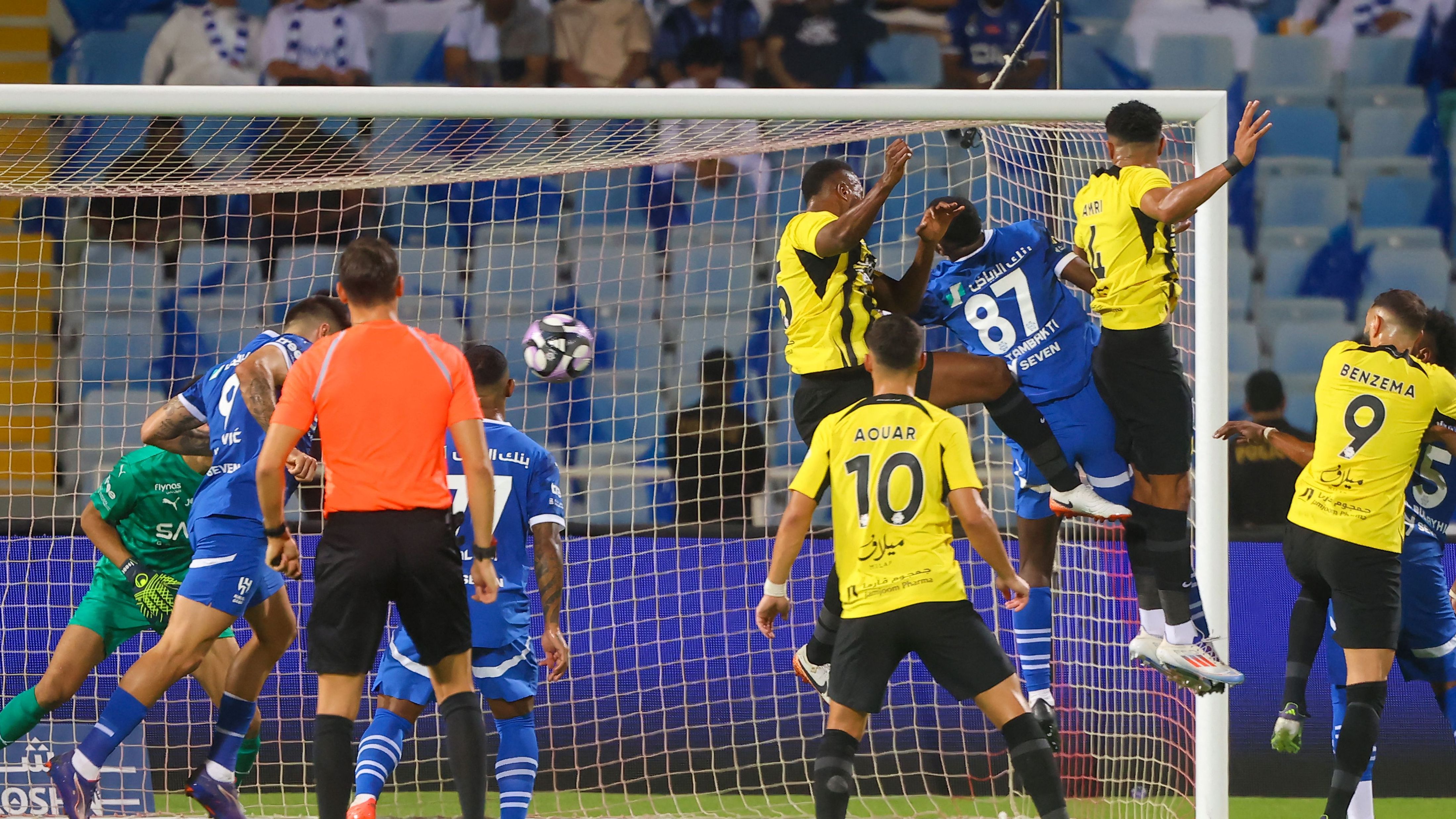 Portiere Ahmed Al-Kassar nel campionato saudita in azione.