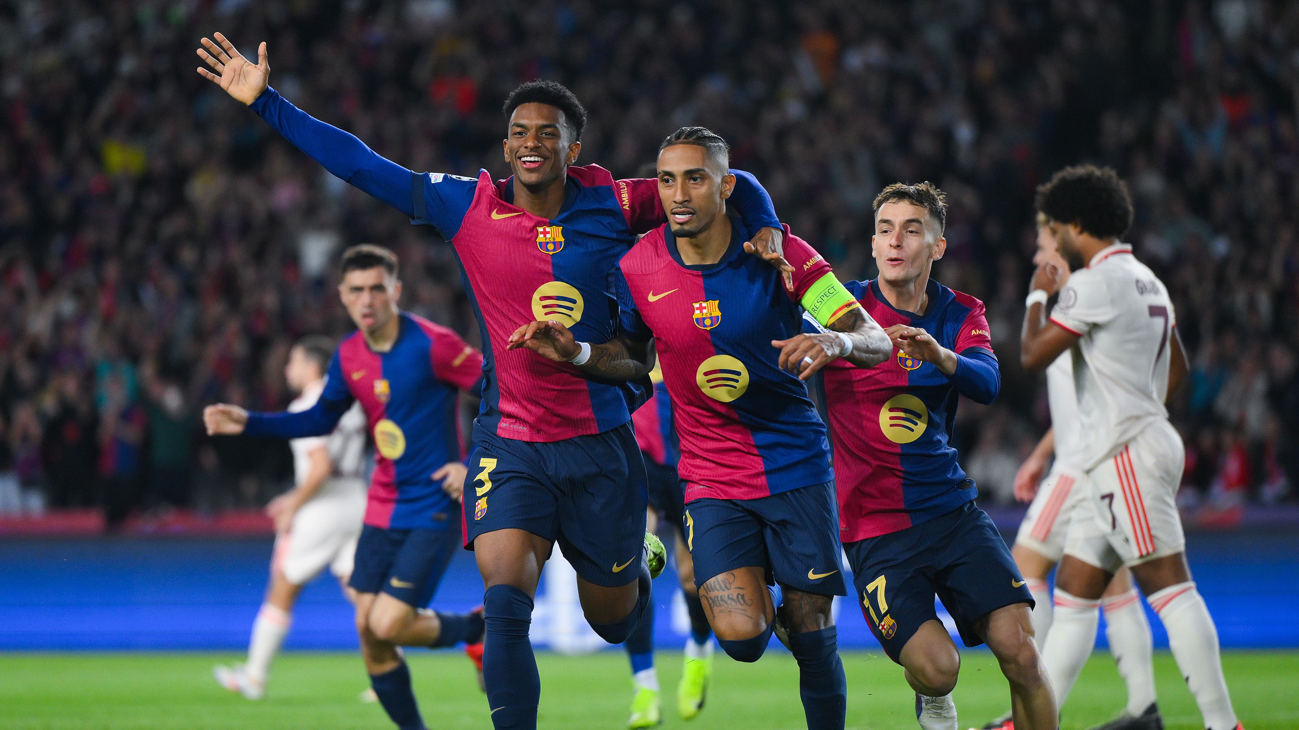 برشلونة يزيح الستار عن قميصه الجديد المستوحى من زخارف كامب نو في حفل فني
