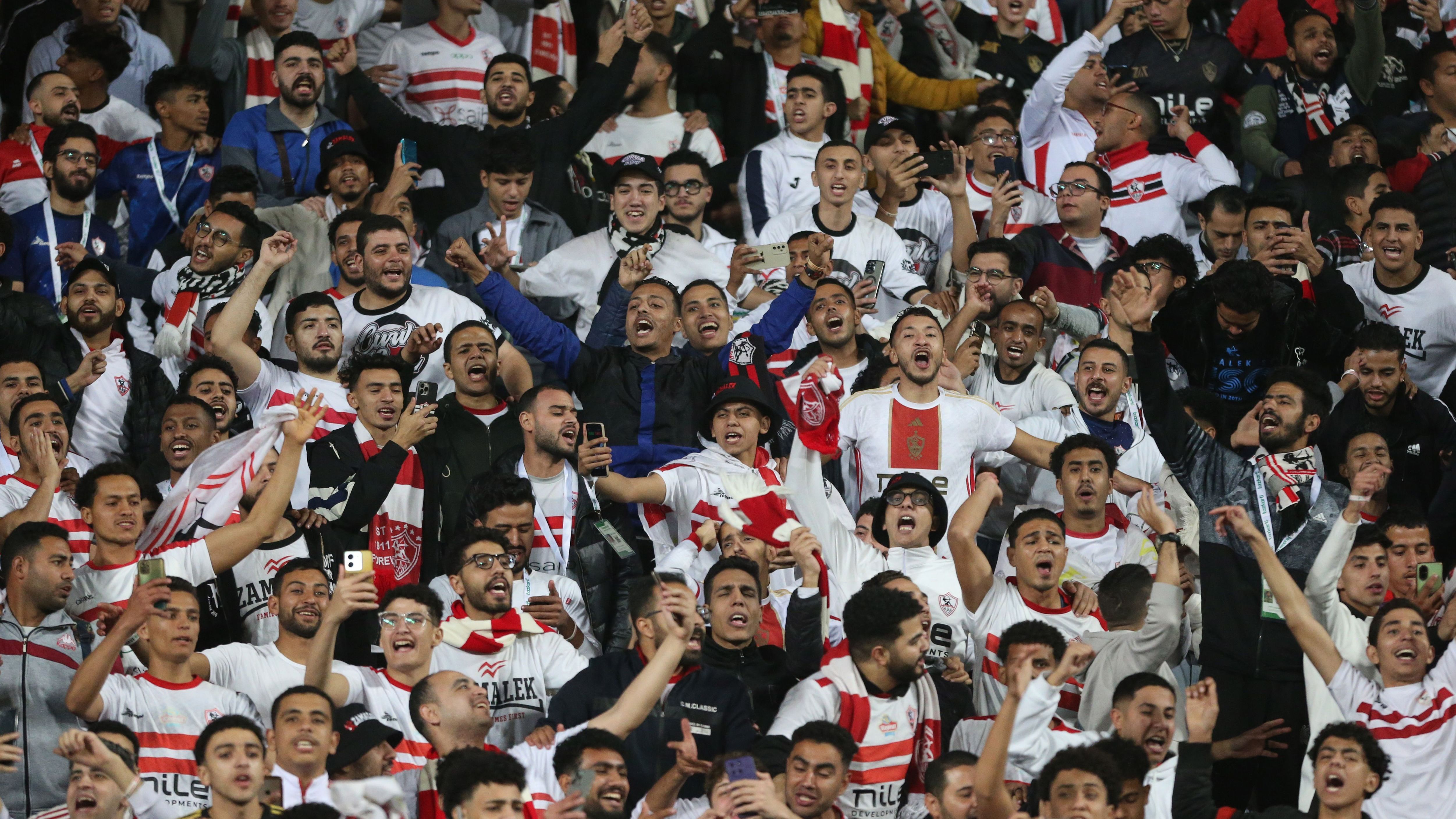بالفيديو: مشهد صادم.. مشجع يصرخ في وجه إدارة الزمالك: أخويا مات بسببكم!