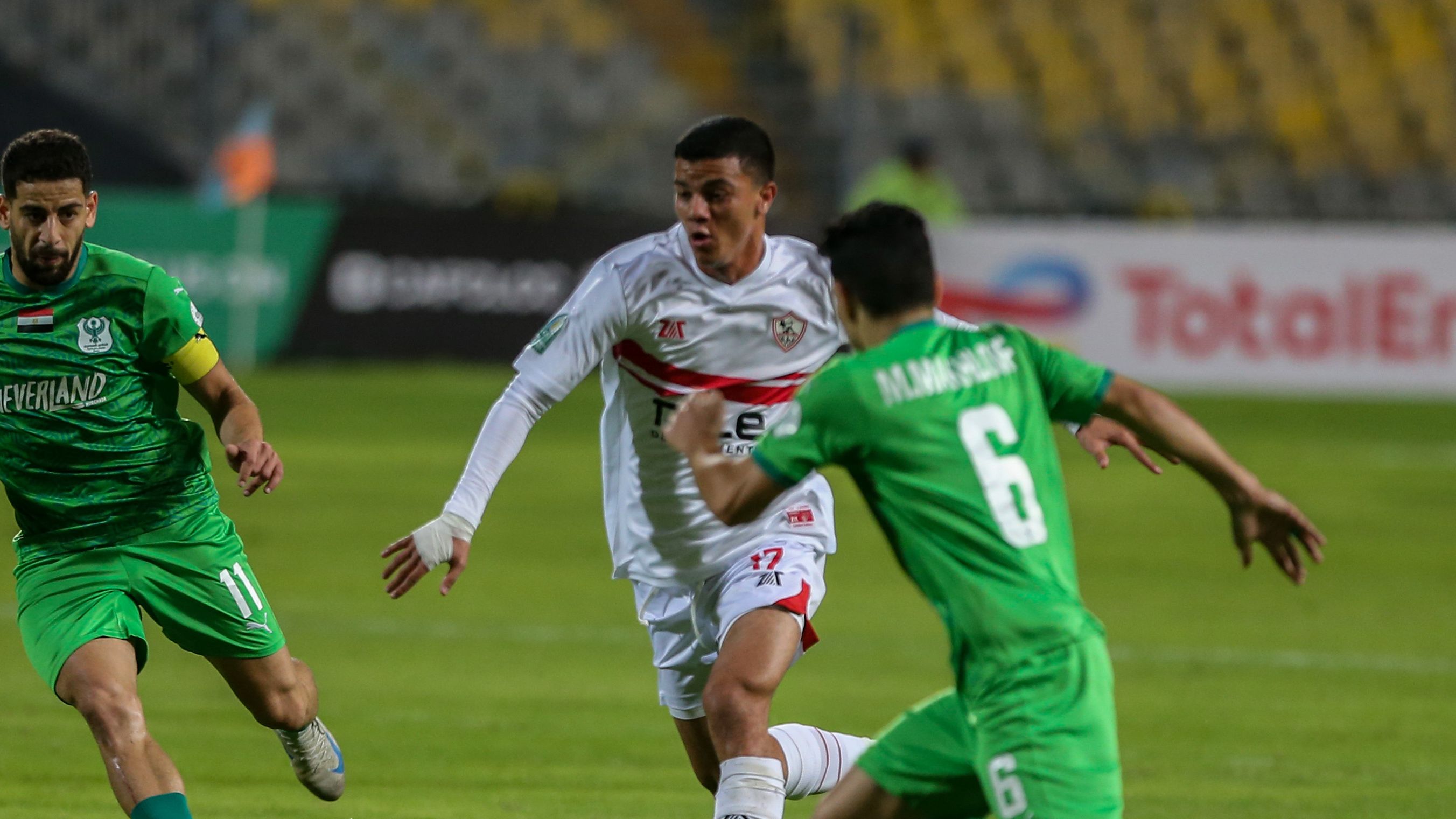 بالفيديو: جماهير الزمالك تفاجئ شحاتة بعد إهدار ركلة الترجيح