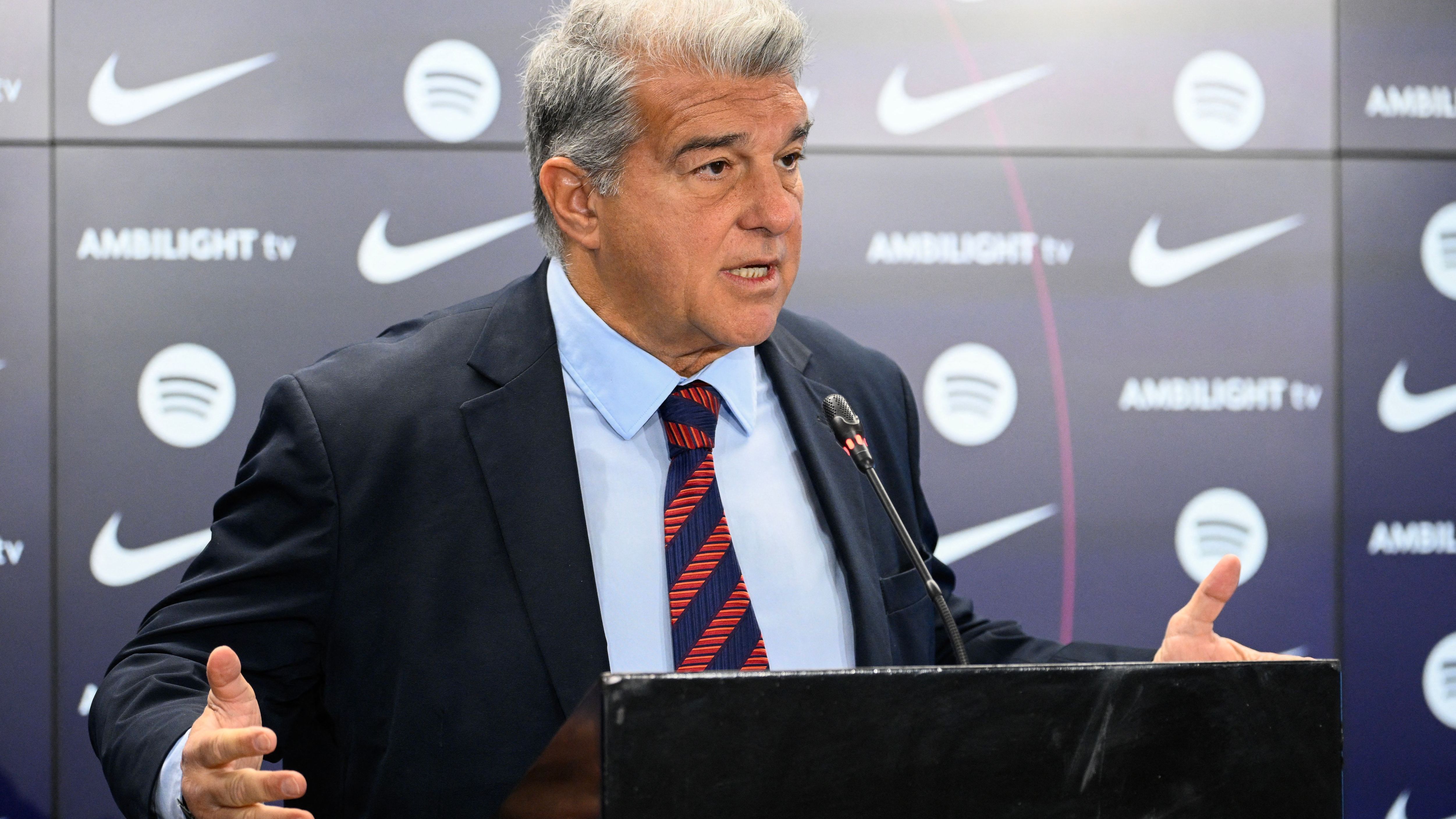 Laporta à Djeddah en train de jouer au football