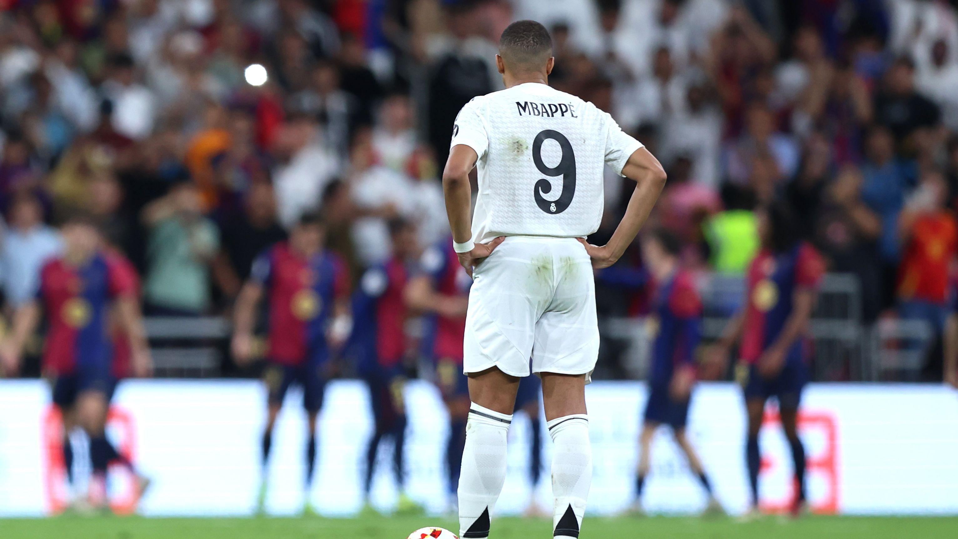 قبل الكلاسيكو.. برشلونة ورافينيا يسحقان ريال مدريد ومبابي بلغة الأرقام