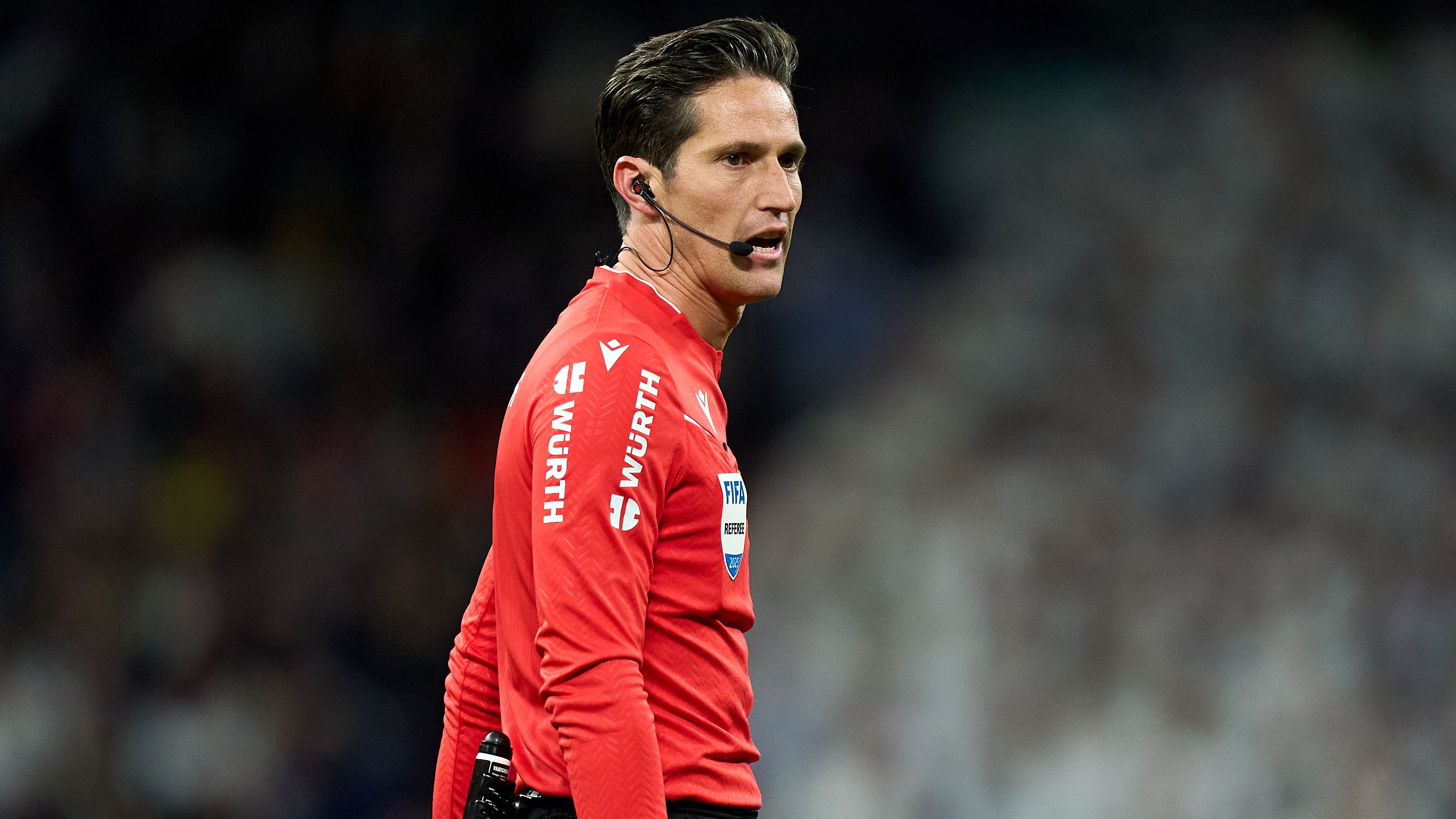 árbitro José Luis Monuera Montoro dirigiendo la final de la Supercopa entre Barcelona y Real Madrid