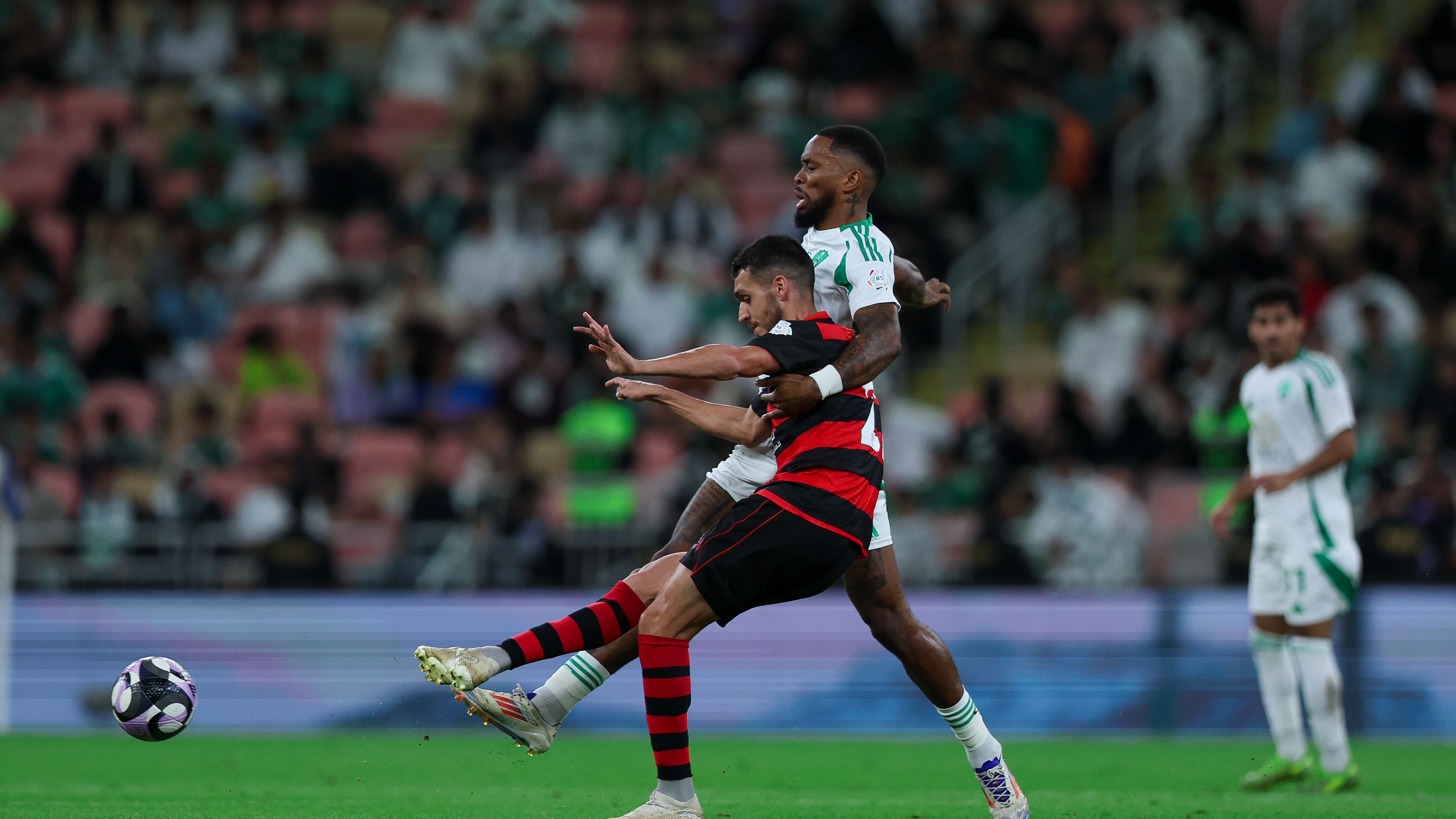 واقعة غريبة في الدوري السعودي: لاعب يرفض الاستبدال في مباراة الأهلي والرياض