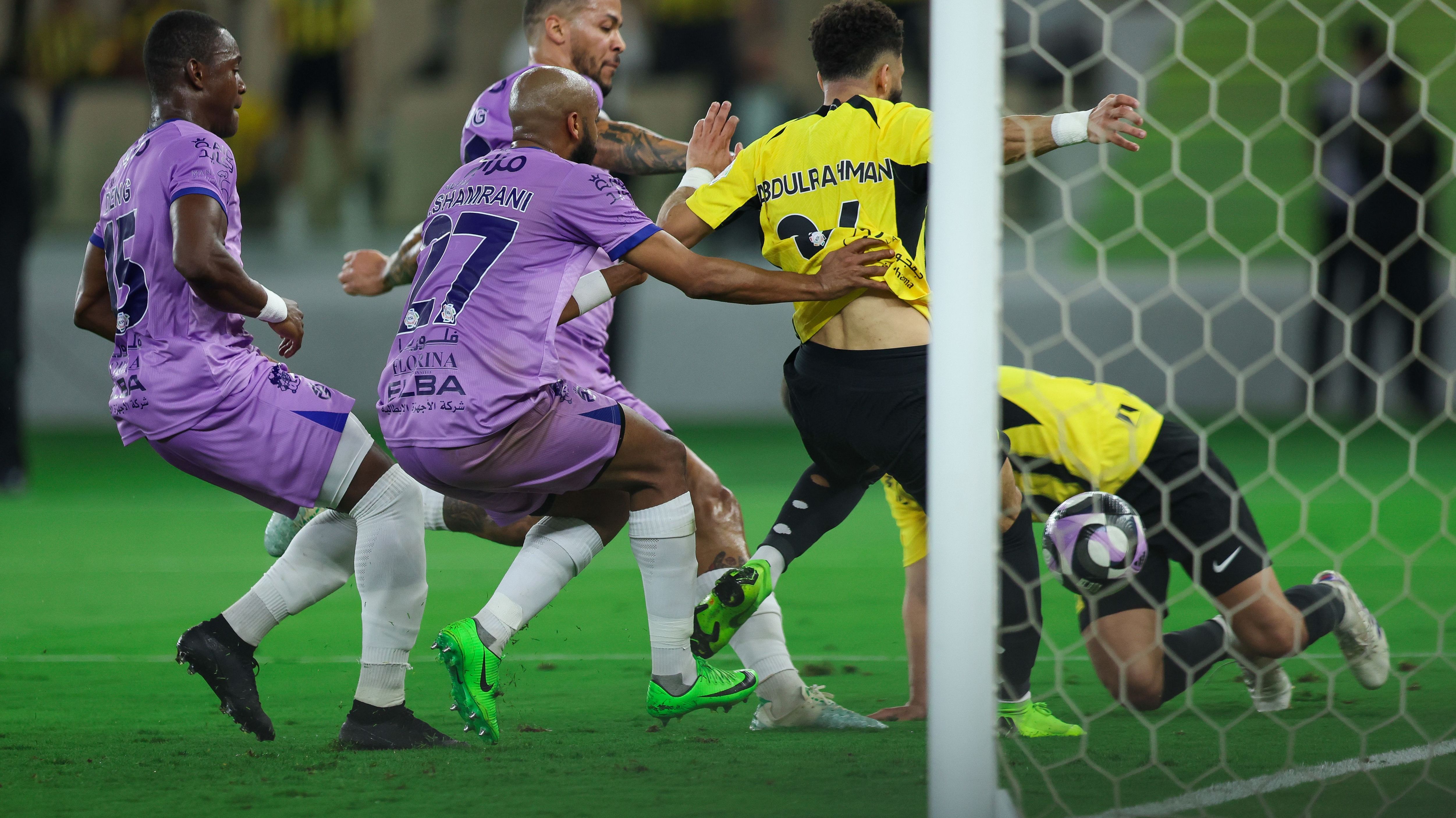 فيديو: من الكأس إلى الدوري.. الخلود يحبط الاتحاد بتعادل مخيب