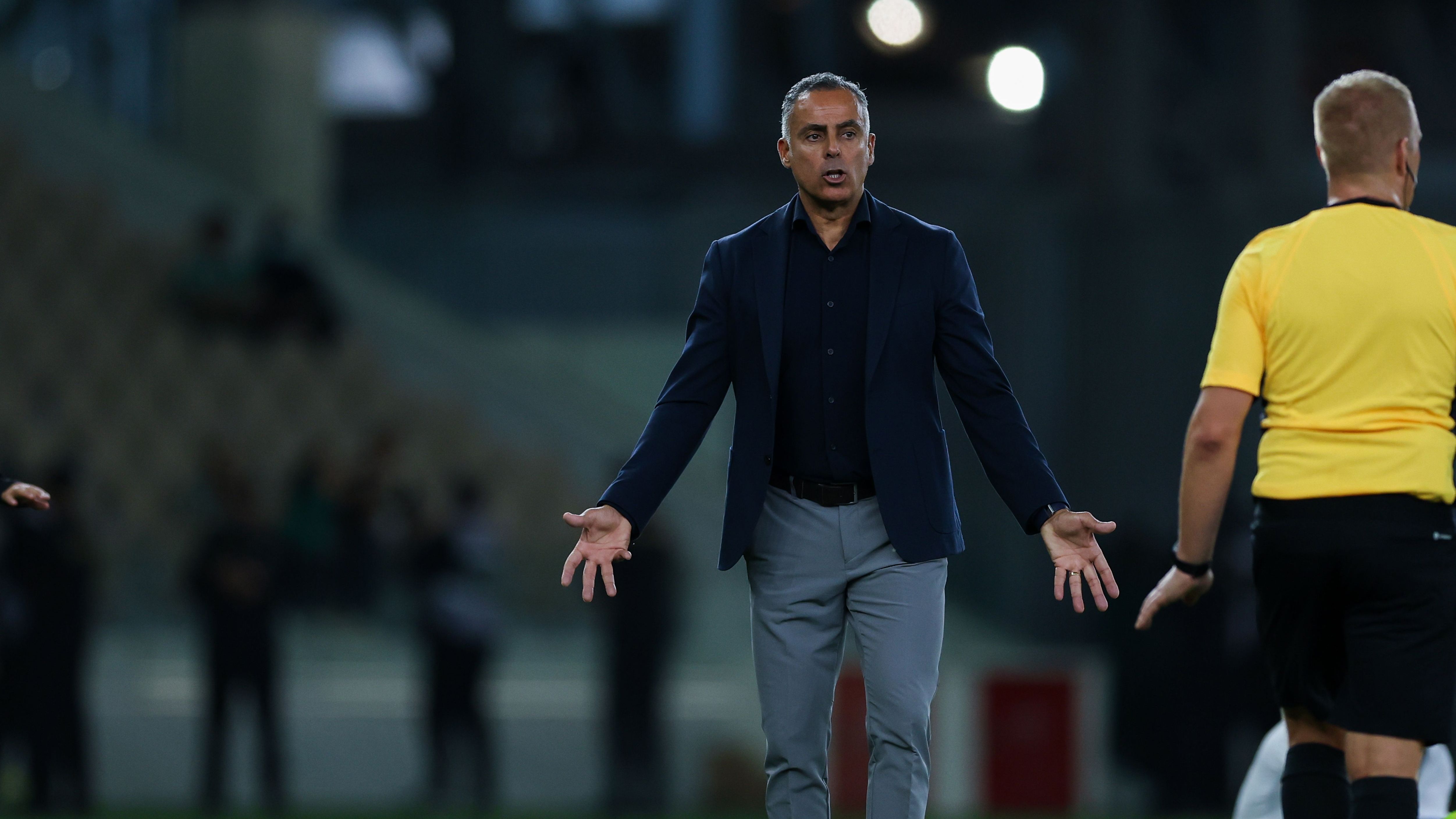 مدرب الفتح البرتغالي ينتقد التحكيم بشدة بعد خسارة صادمة أمام النصر