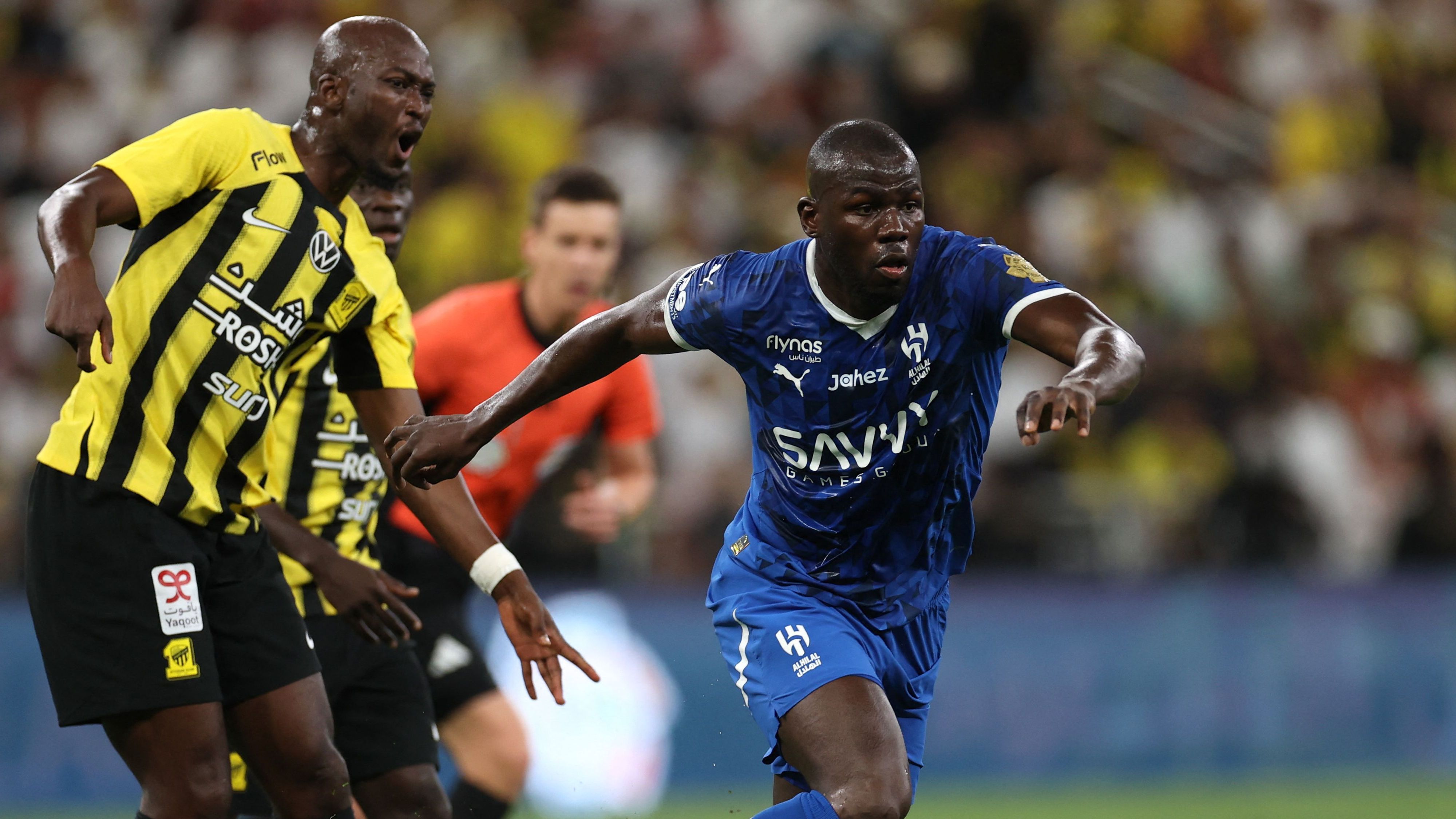Al-Hilal contro Al-Ittihad con maglia commemorativa del Giorno della Fondazione, match Saudi Pro League