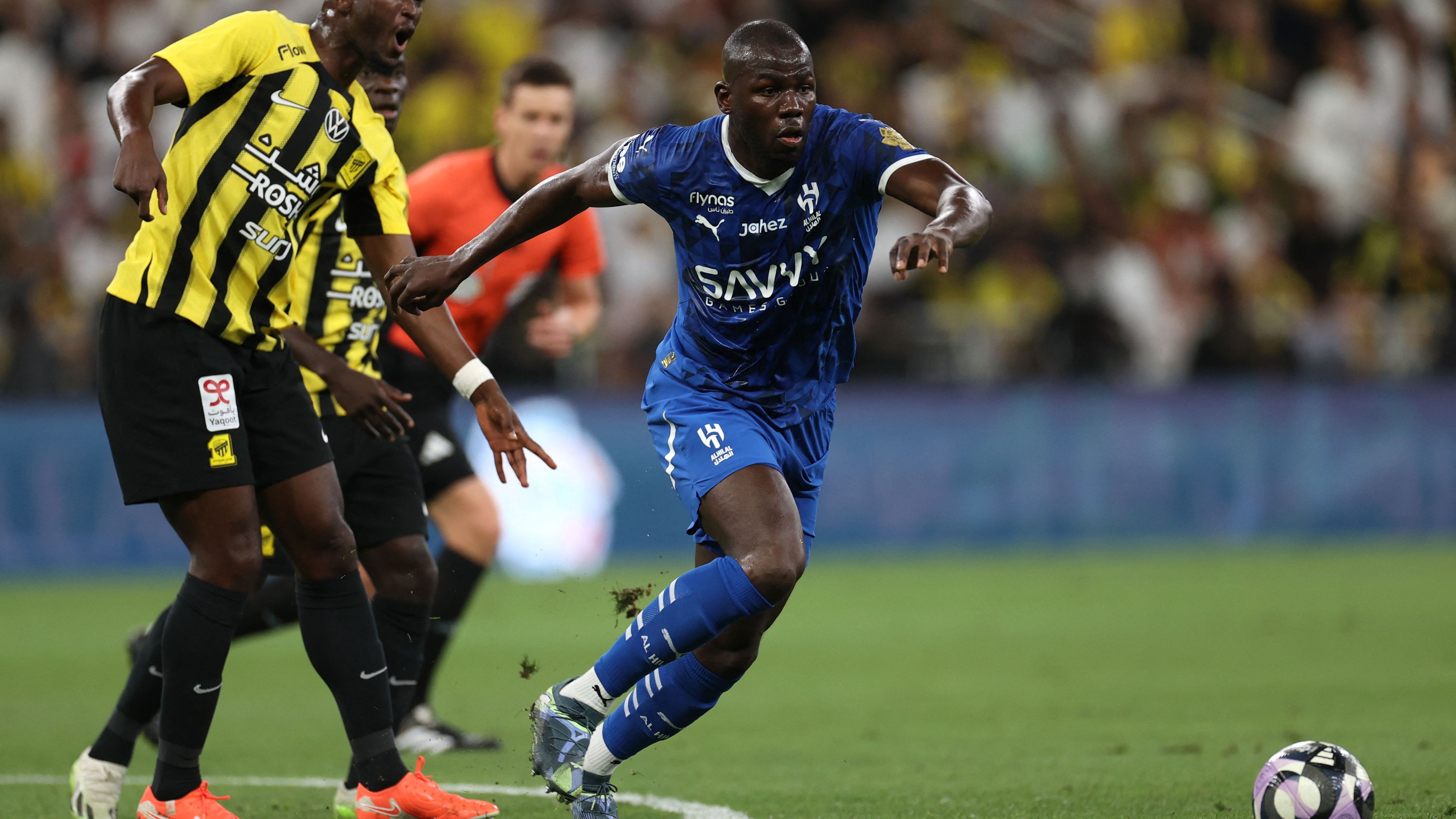 لقطة نادرة.. الهلال يكرم نجمي الاتحاد في الكلاسيكو