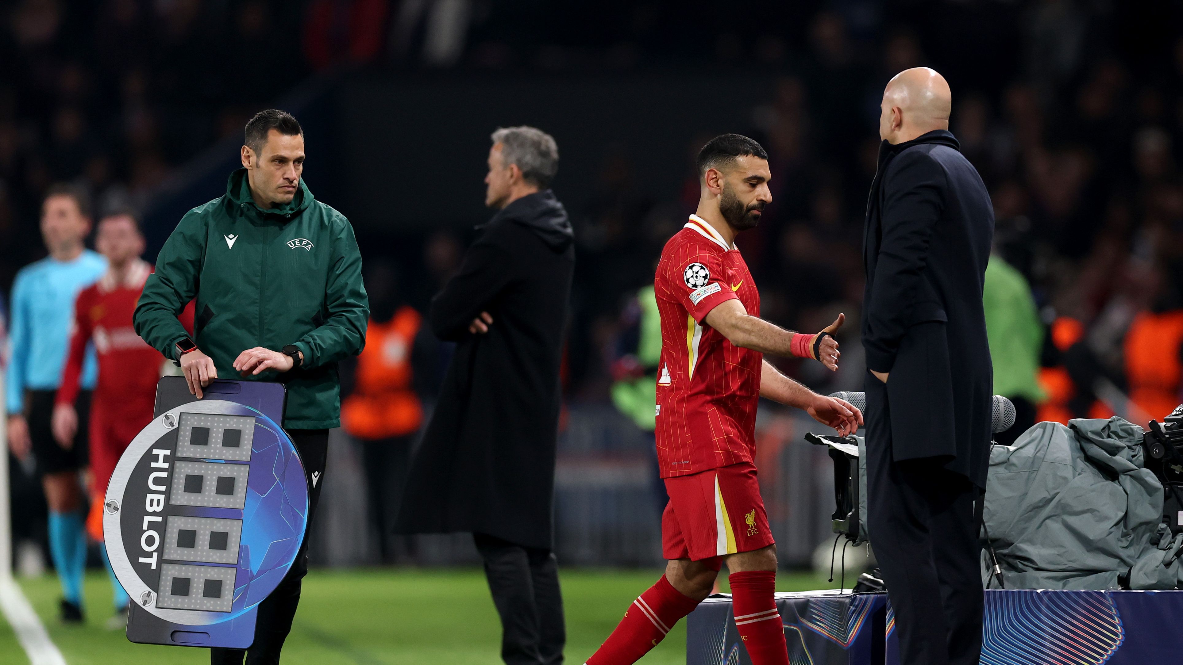 سلوت: صلاح غير سعيد.. وهذا موعد مغادرته | كووورة