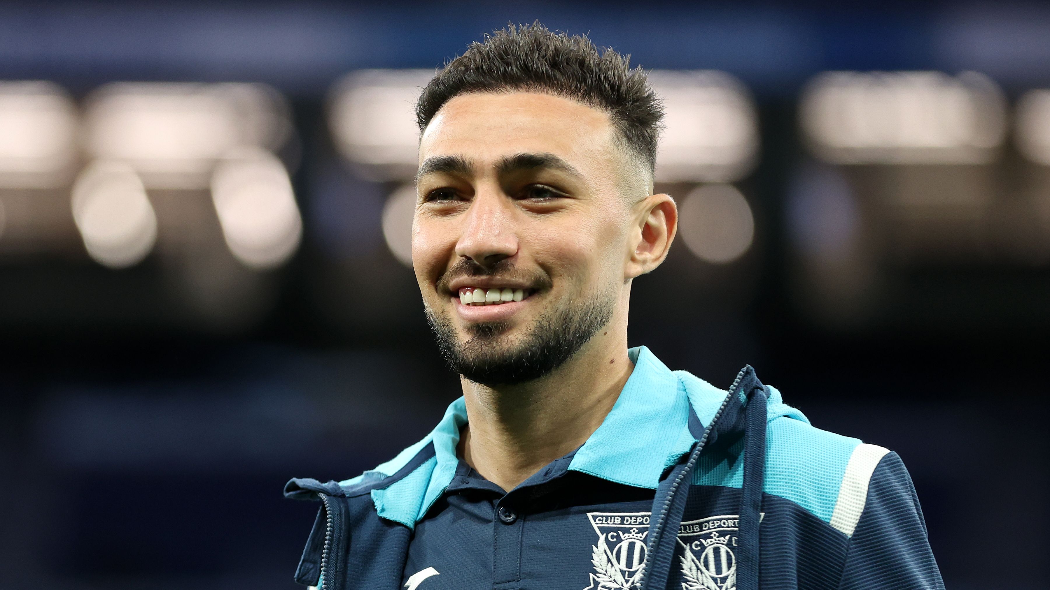 منير الحدادي عالق في إيران بعد تعليق الدوري.. ونجم ريال مدريد السابق يغادر