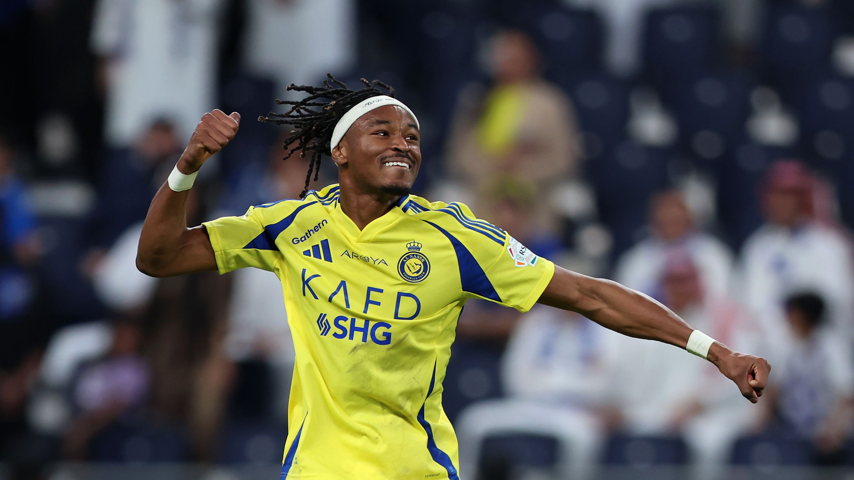 Foto de Mohamed Simakan lesionado durante un partido de Al Nassr contra Al Ittihad