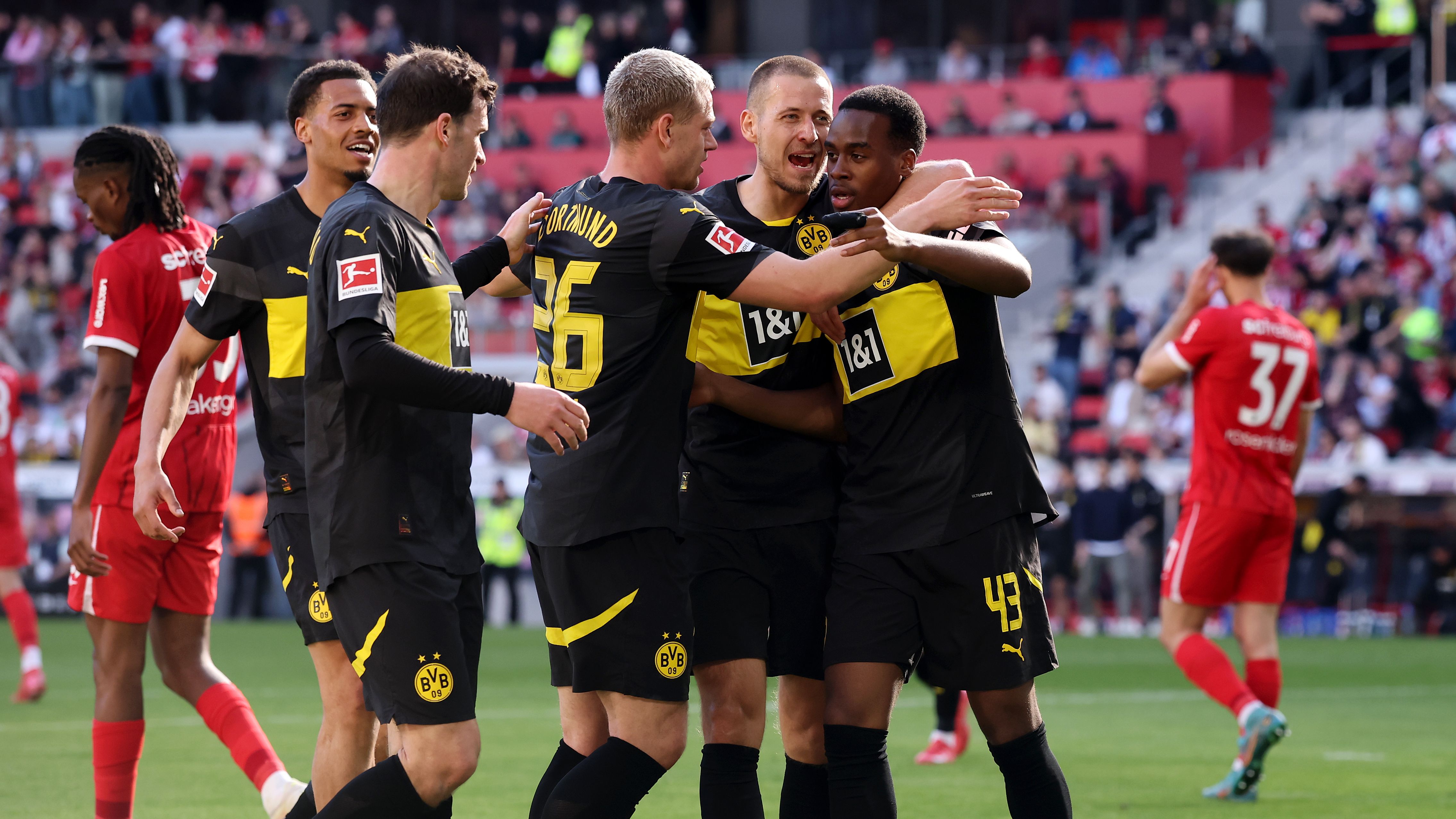 Sport-Club Freiburg v Borussia Dortmund - Bundesliga