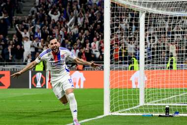 TOPSHOT-FBL-EUR-C3-LYON-MAN UTD