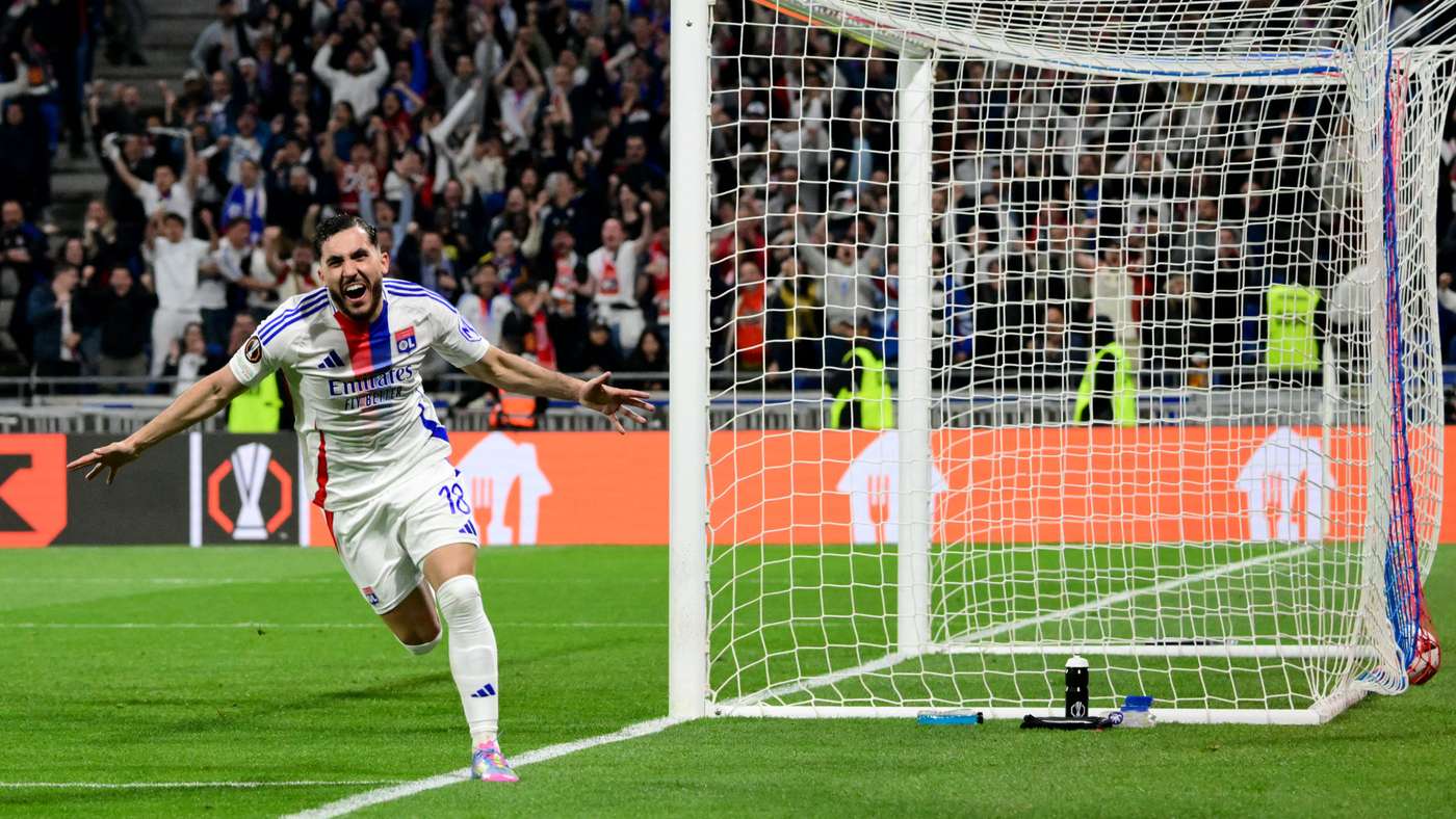 TOPSHOT-FBL-EUR-C3-LYON-MAN UTD