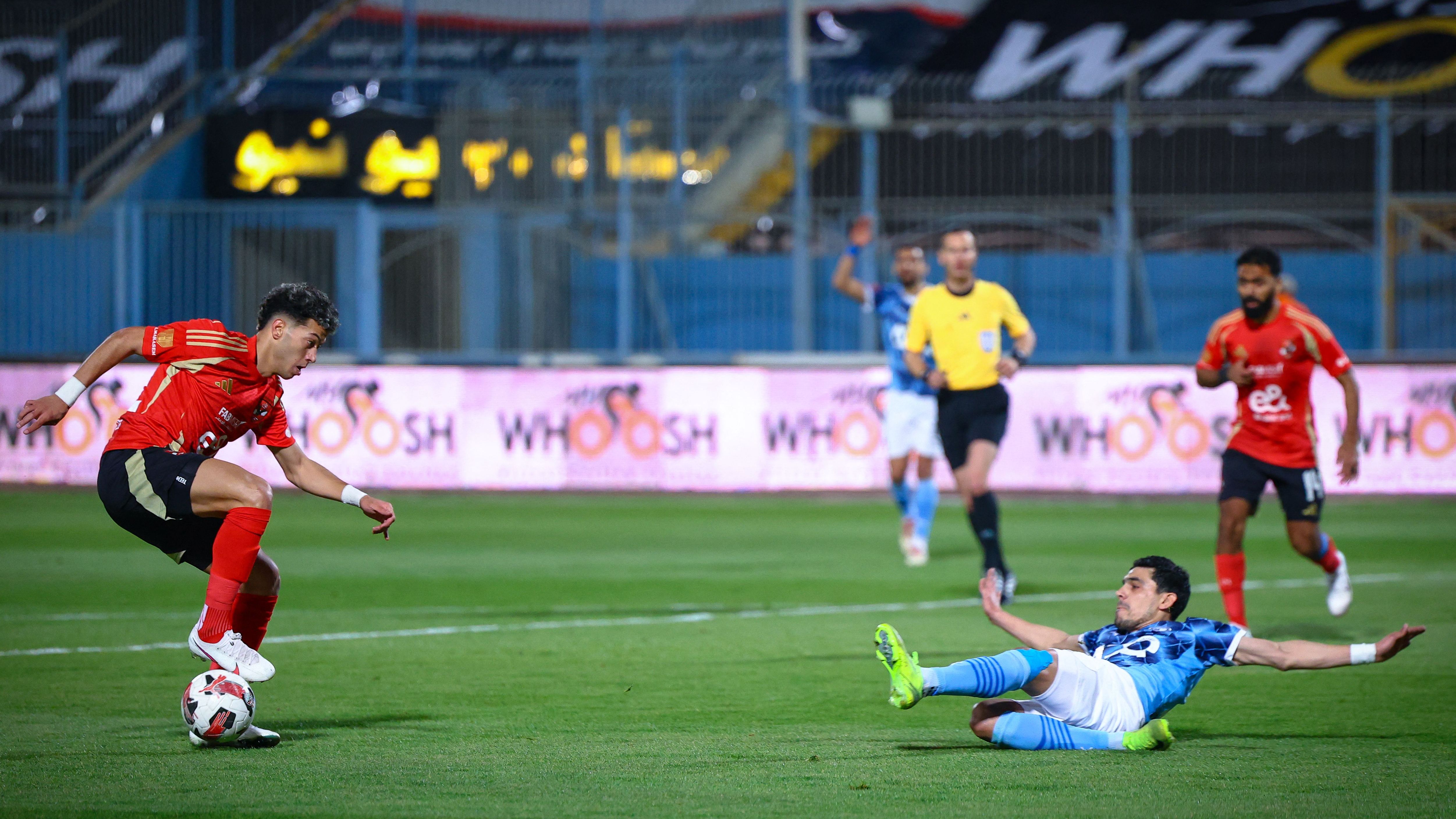 ما القنوات الناقلة لمباراة بيراميدز والأهلي في الدوري المصري 2025-2026؟ وكيف تشاهدها عبر الإنترنت؟