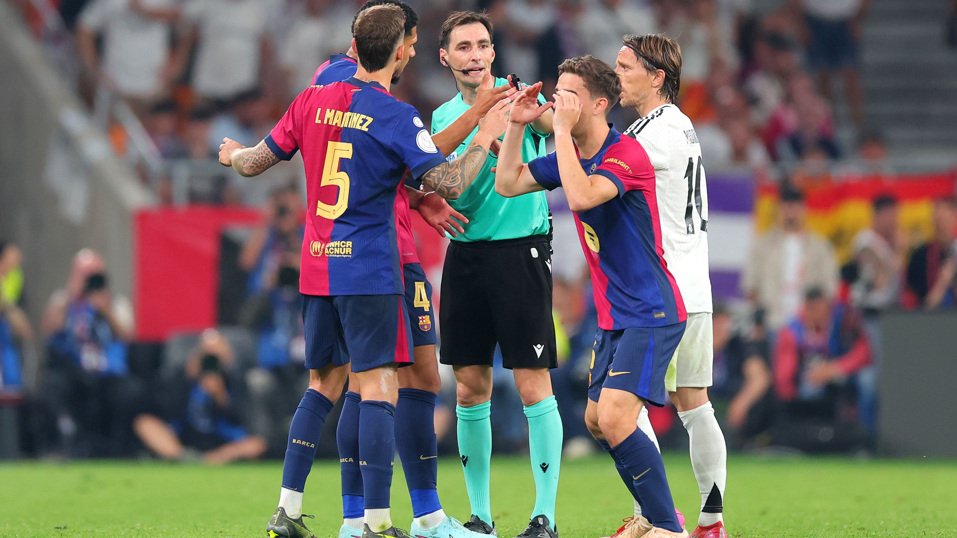 الكشف عن حكم كلاسيكو الهلال والاتحاد: الإسباني دي بيرجوس يقود المباراة وسط جدل سابق