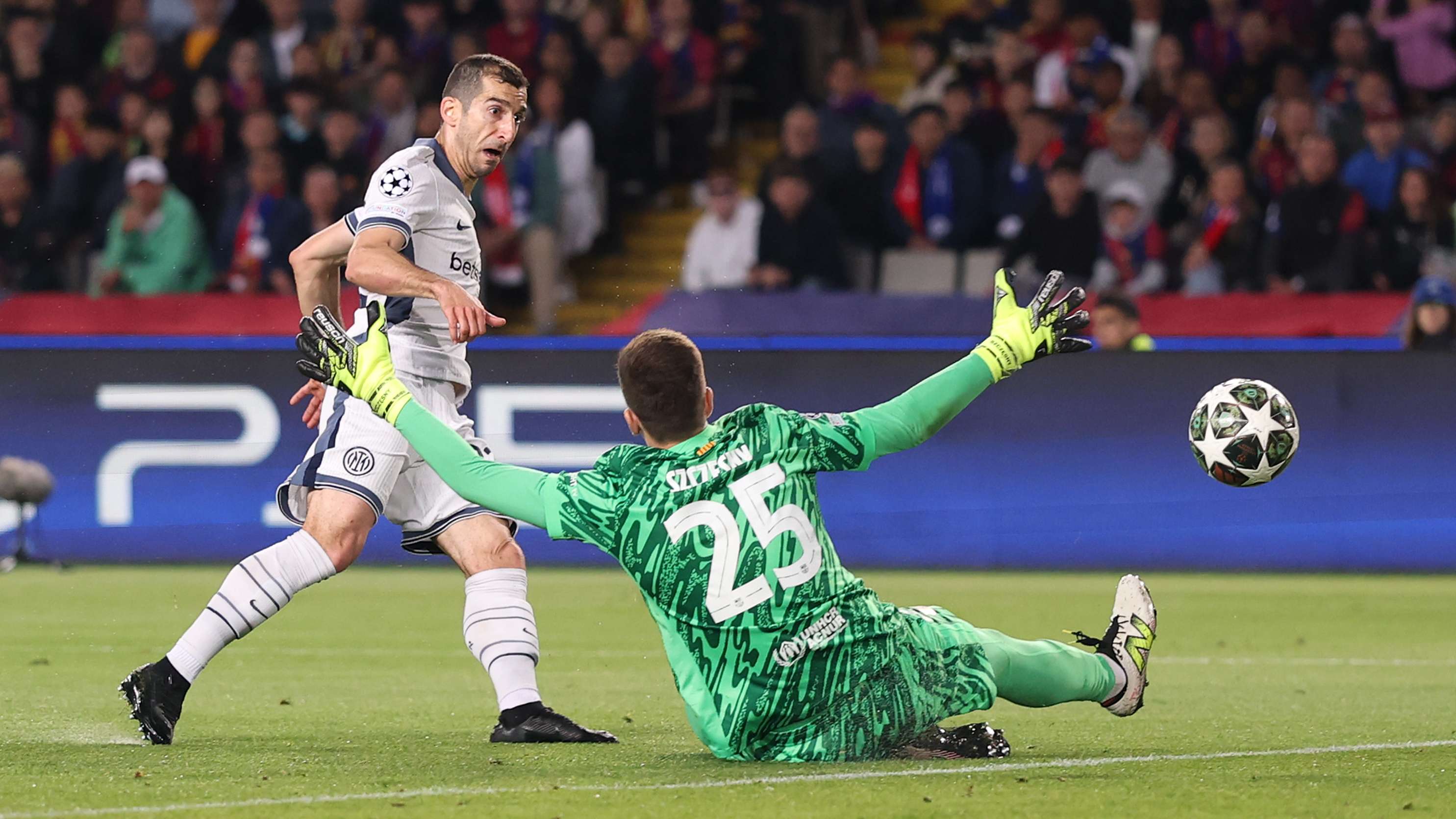 FC Barcelona v FC Internazionale Milano - UEFA Champions League 2024/25 Semi Final First Leg