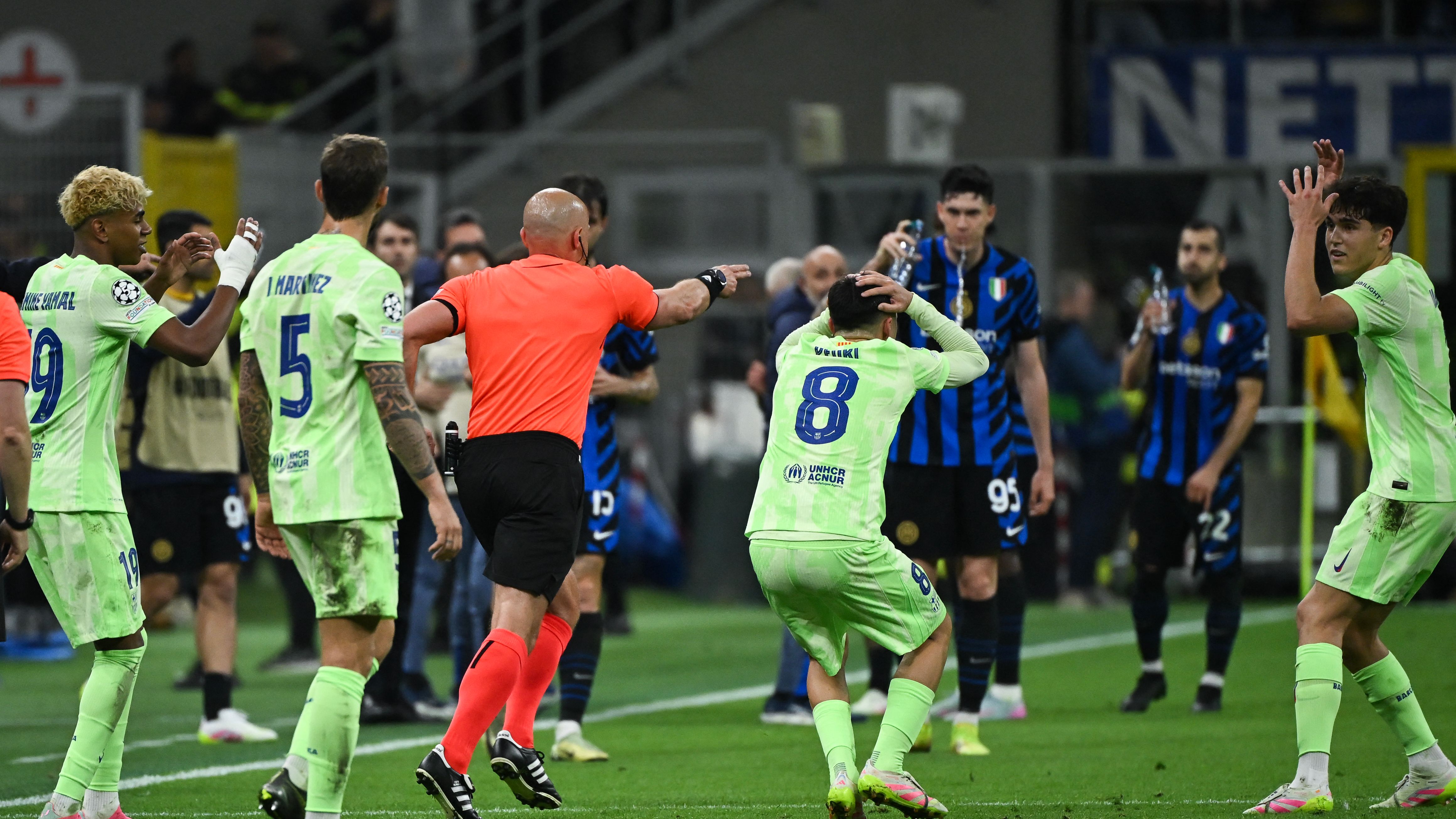 بالفيديو.. حكم دوري الأبطال: قراراتي كانت لصالح برشلونة.. لكن الـVAR تدخل