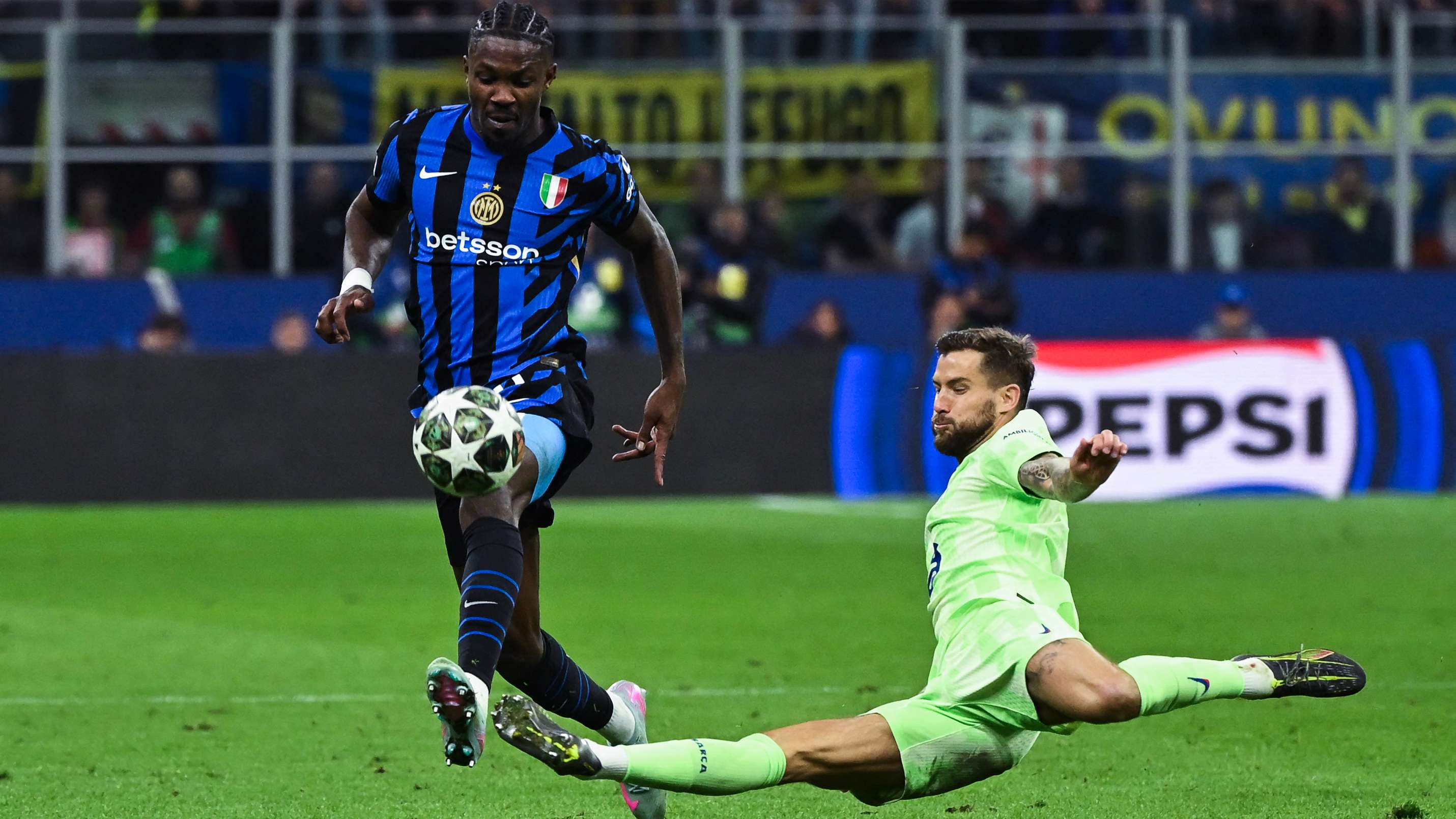 TOPSHOT-FBL-EUR-C1-INTER MILAN-BARCELONA