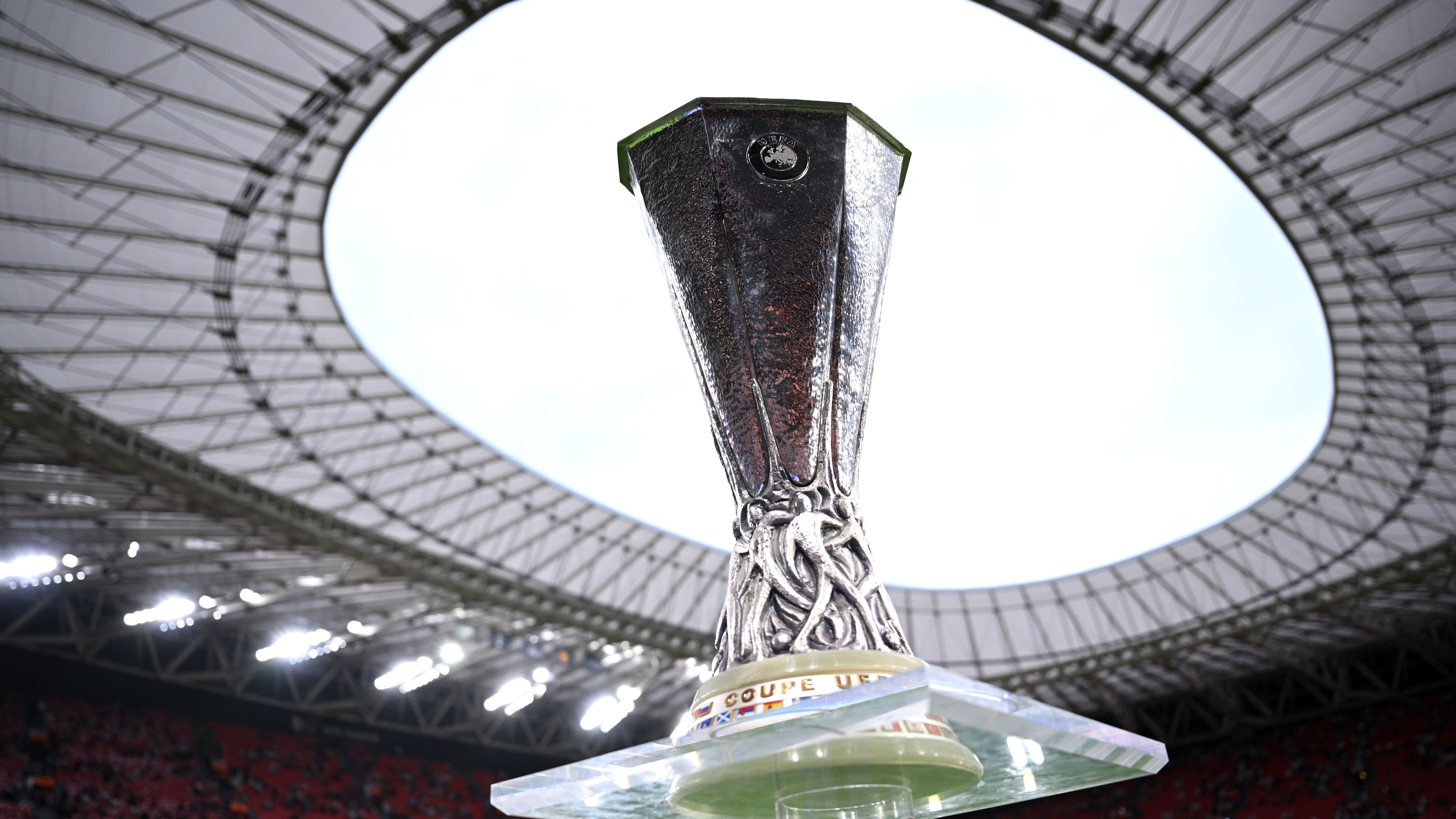 ما القنوات الناقلة لنهائي الدوري الأوروبي 2025-2026 بين فرايبورج وأستون فيلا؟ وكيف تتابعه عبر الإنترنت؟
