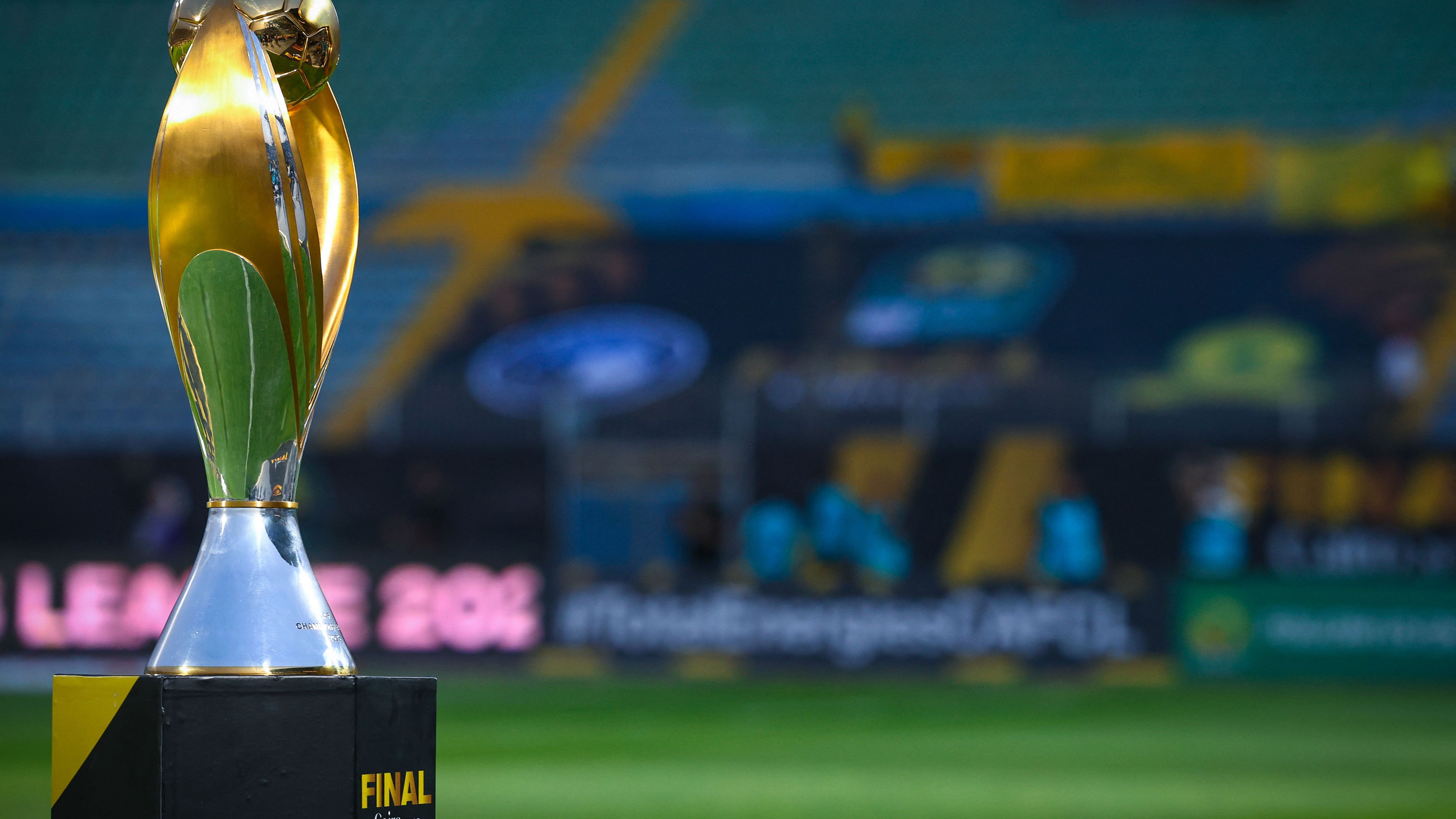 Scena di Shabab Kabylie contro Raja Casablanca nella CAF Champions League tra proteste arbitrali