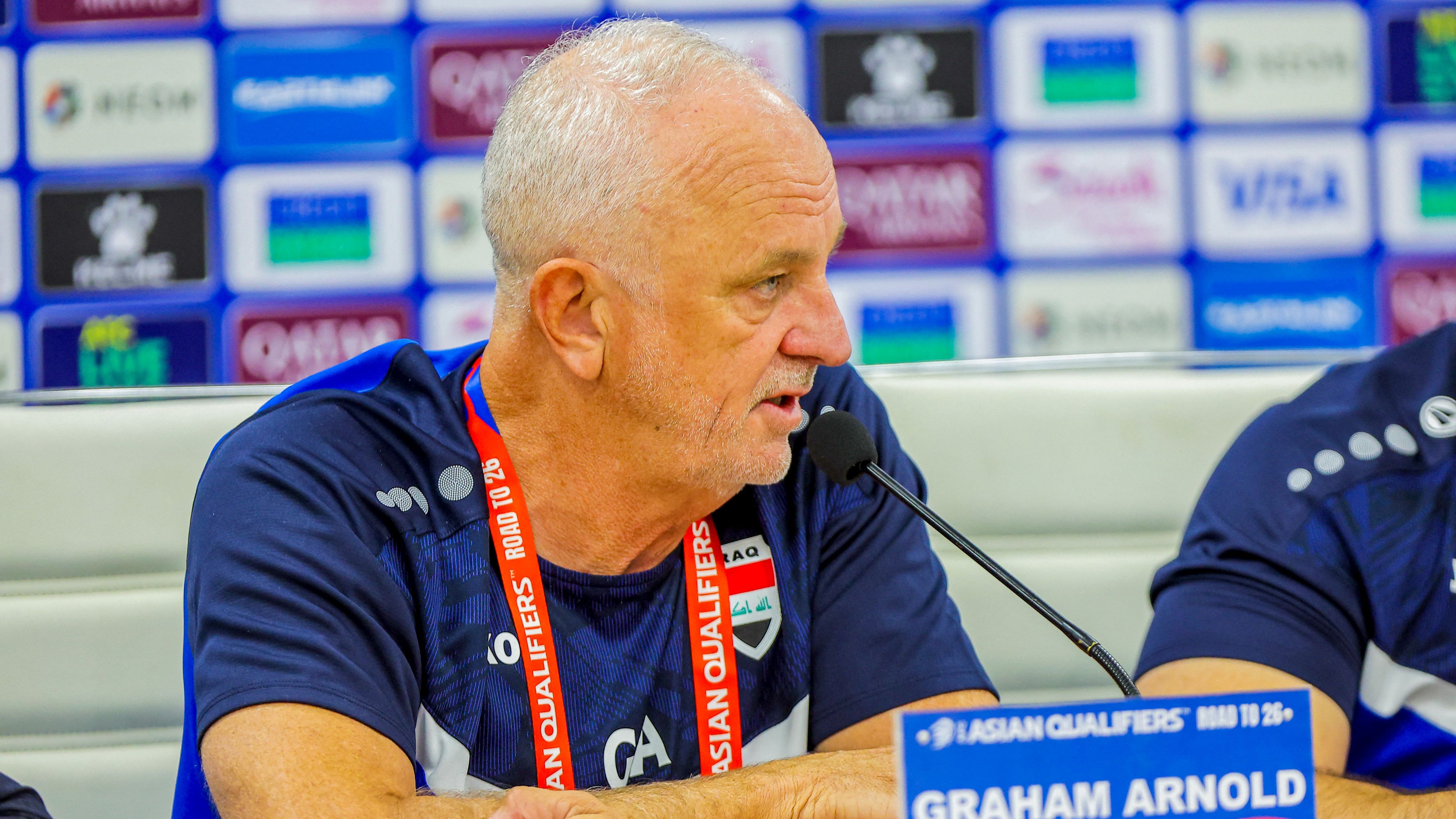 Foto previa de Graham Arnold en la conferencia antes del partido Irak vs Arabia Saudita para el Mundial 2026