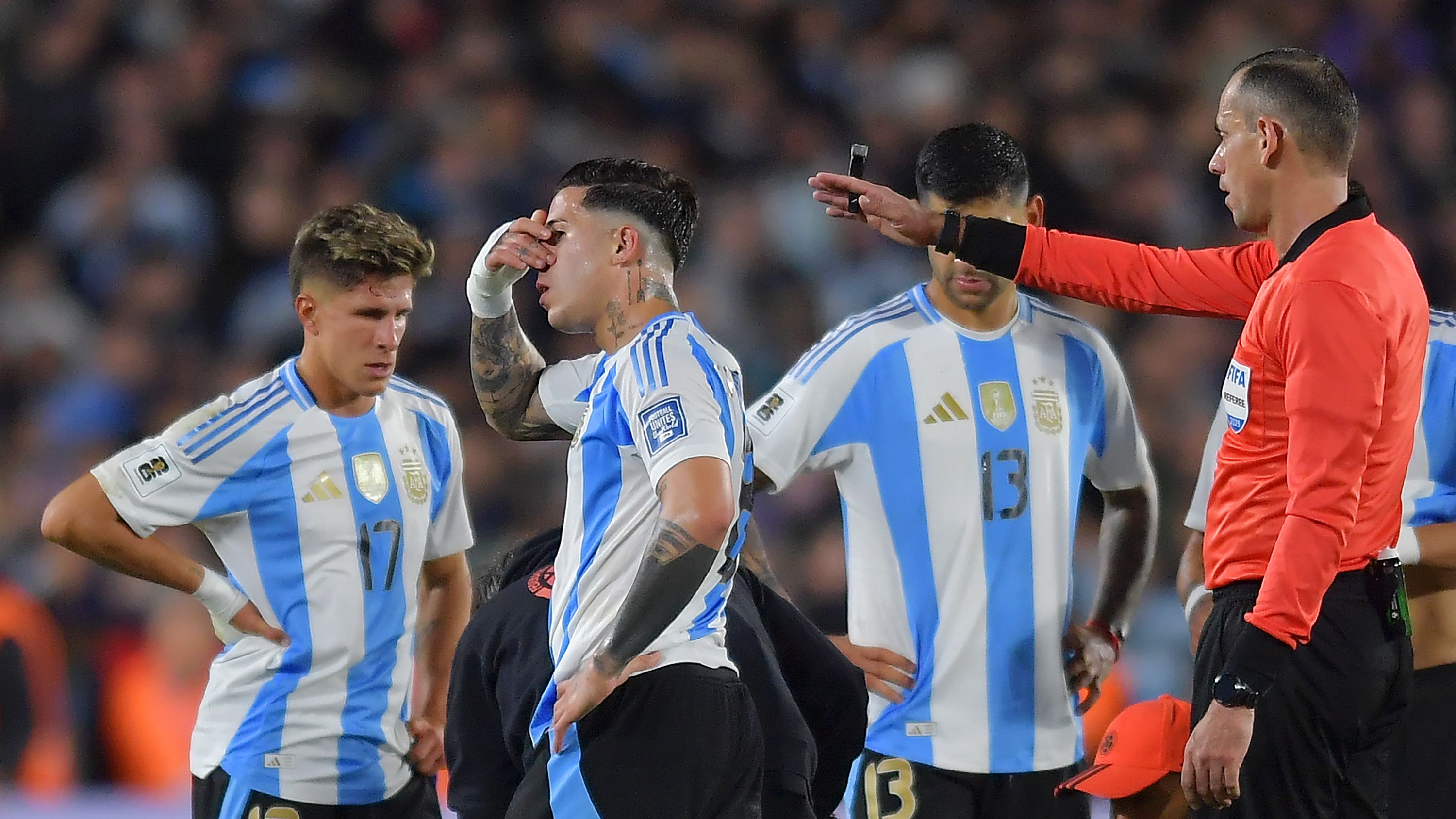 阿根廷国家队训练中因伤离队的恩佐·费尔南迪斯照片