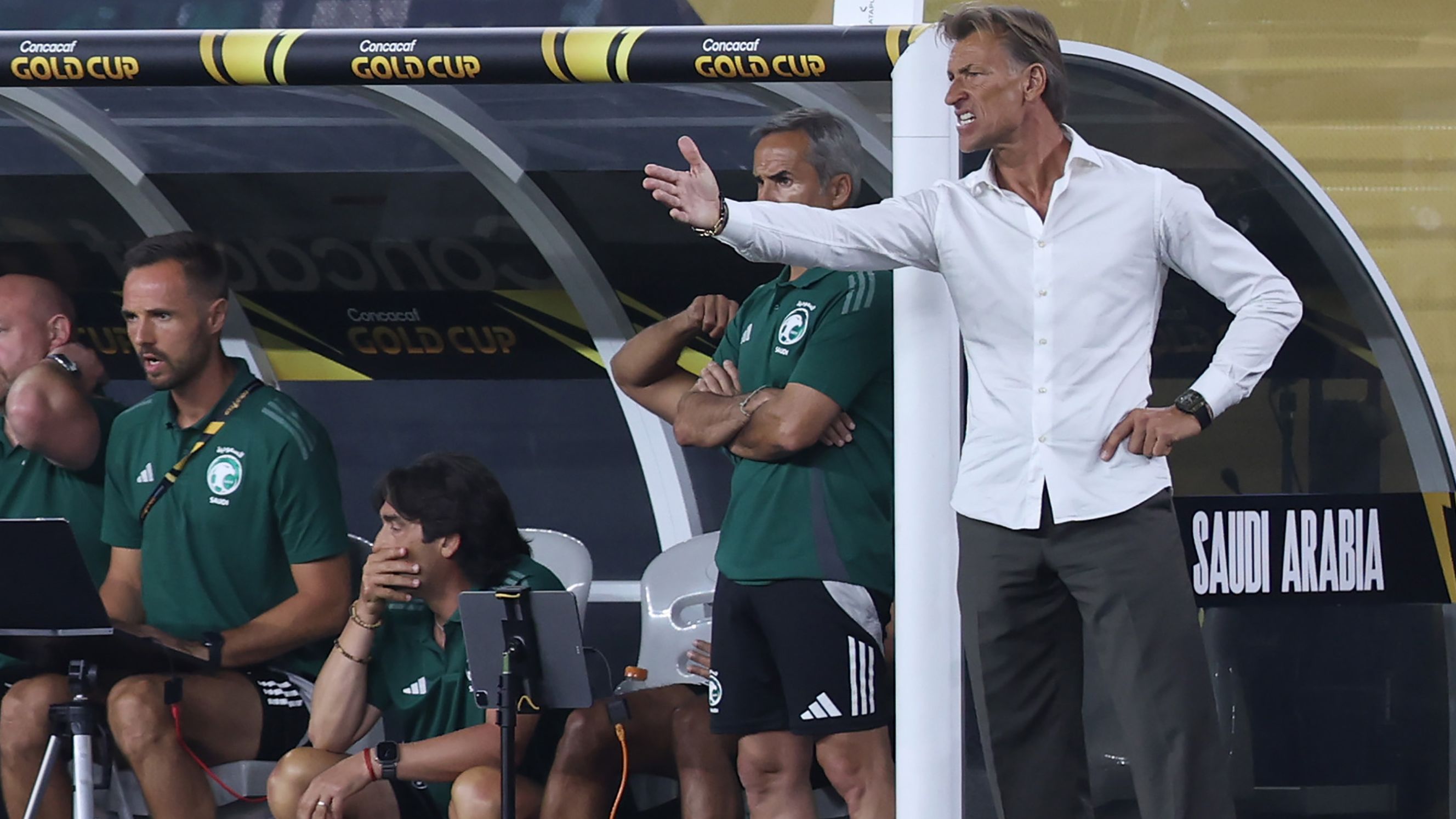 الاتحاد السعودي لكرة القدم يقرر الاستمرار مع هيرفي رينارد رغم الهزيمة الثقيلة أمام مصر