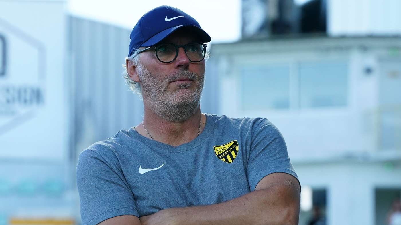 Après la double couronne, les tribunes d'Al-Ittihad vibrent après le limogeage de Laurent Blanc
